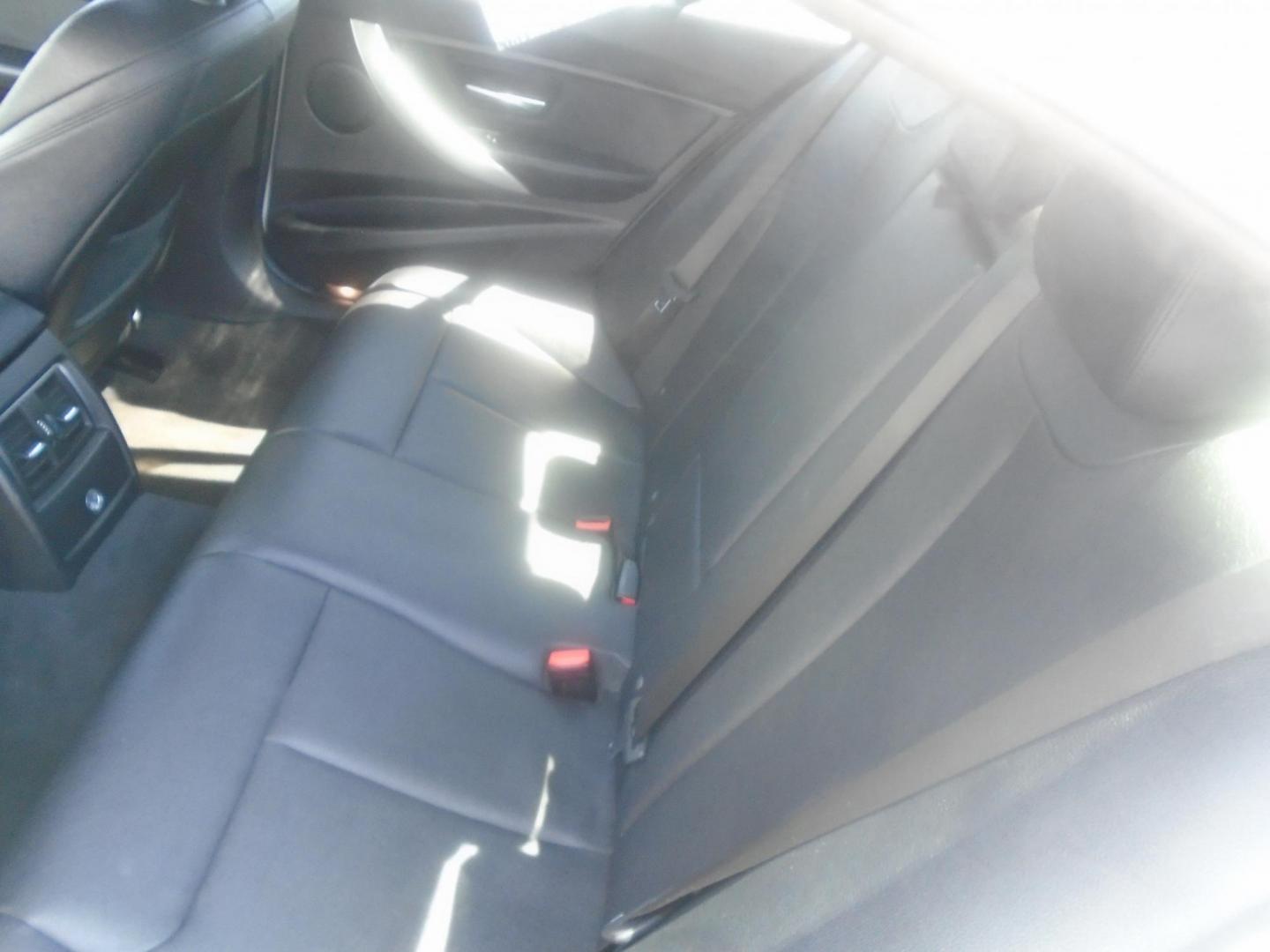 2018 White /Black BMW 3-Series 320i Sedan (WBA8A9C55JA) with an 2.0L L4 DOHC 16V engine, 8A transmission, located at 6112 N Florida Avenue, Tampa, FL, 33604, (888) 521-5131, 27.954929, -82.459534 - 499$ DOWN PLUS TAG & TAX. - Photo#16