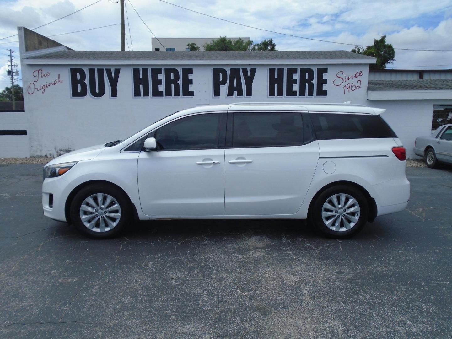2018 White /Beige Kia Sedona EX (KNDMC5C10J6) with an 3.3L V6 DOHC 24V engine, 6A transmission, located at 6112 N Florida Avenue, Tampa, FL, 33604, (888) 521-5131, 27.954929, -82.459534 - 499$ down plus tax & tag. - Photo#0