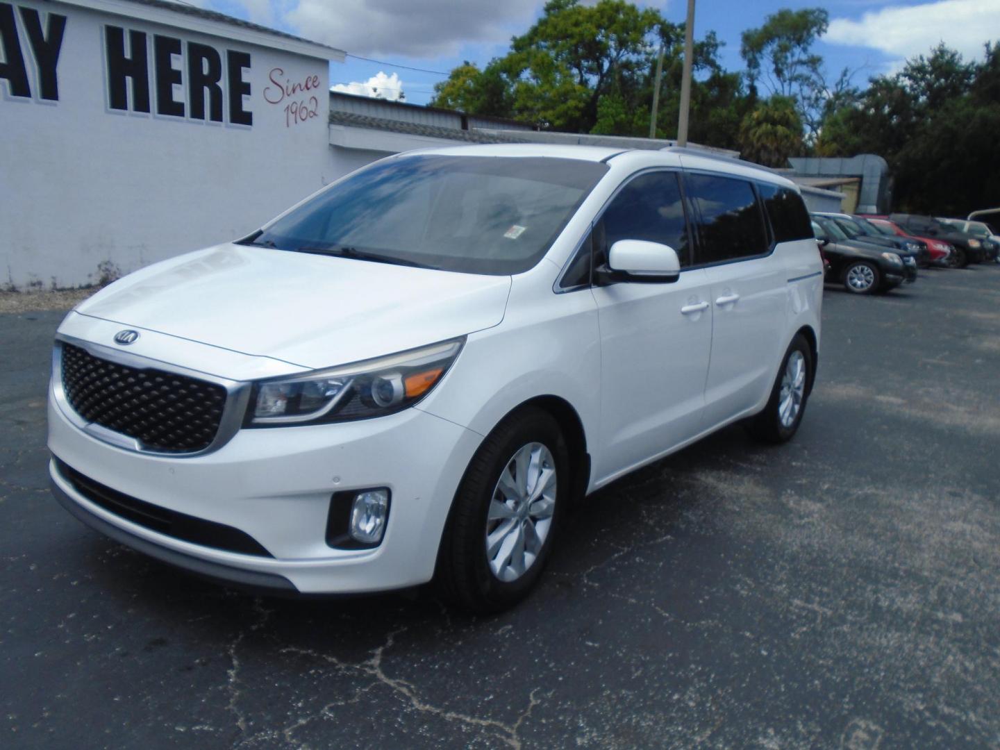 2018 White /Beige Kia Sedona EX (KNDMC5C10J6) with an 3.3L V6 DOHC 24V engine, 6A transmission, located at 6112 N Florida Avenue, Tampa, FL, 33604, (888) 521-5131, 27.954929, -82.459534 - 499$ down plus tax & tag. - Photo#2