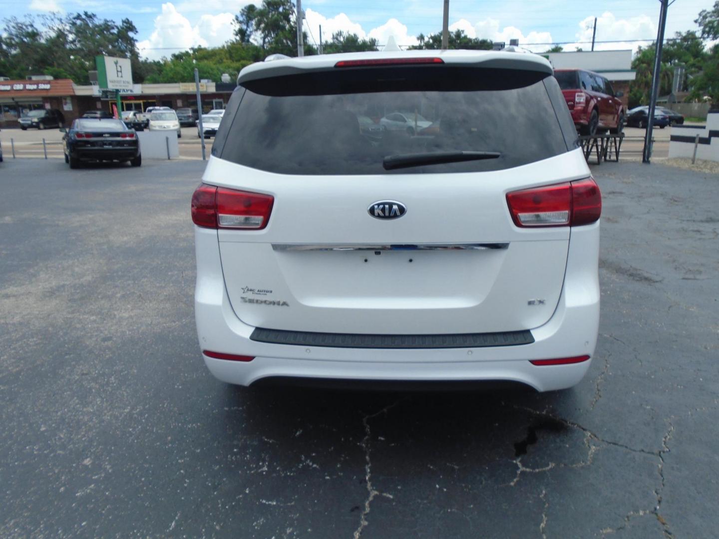 2018 White /Beige Kia Sedona EX (KNDMC5C10J6) with an 3.3L V6 DOHC 24V engine, 6A transmission, located at 6112 N Florida Avenue, Tampa, FL, 33604, (888) 521-5131, 27.954929, -82.459534 - 499$ down plus tax & tag. - Photo#4