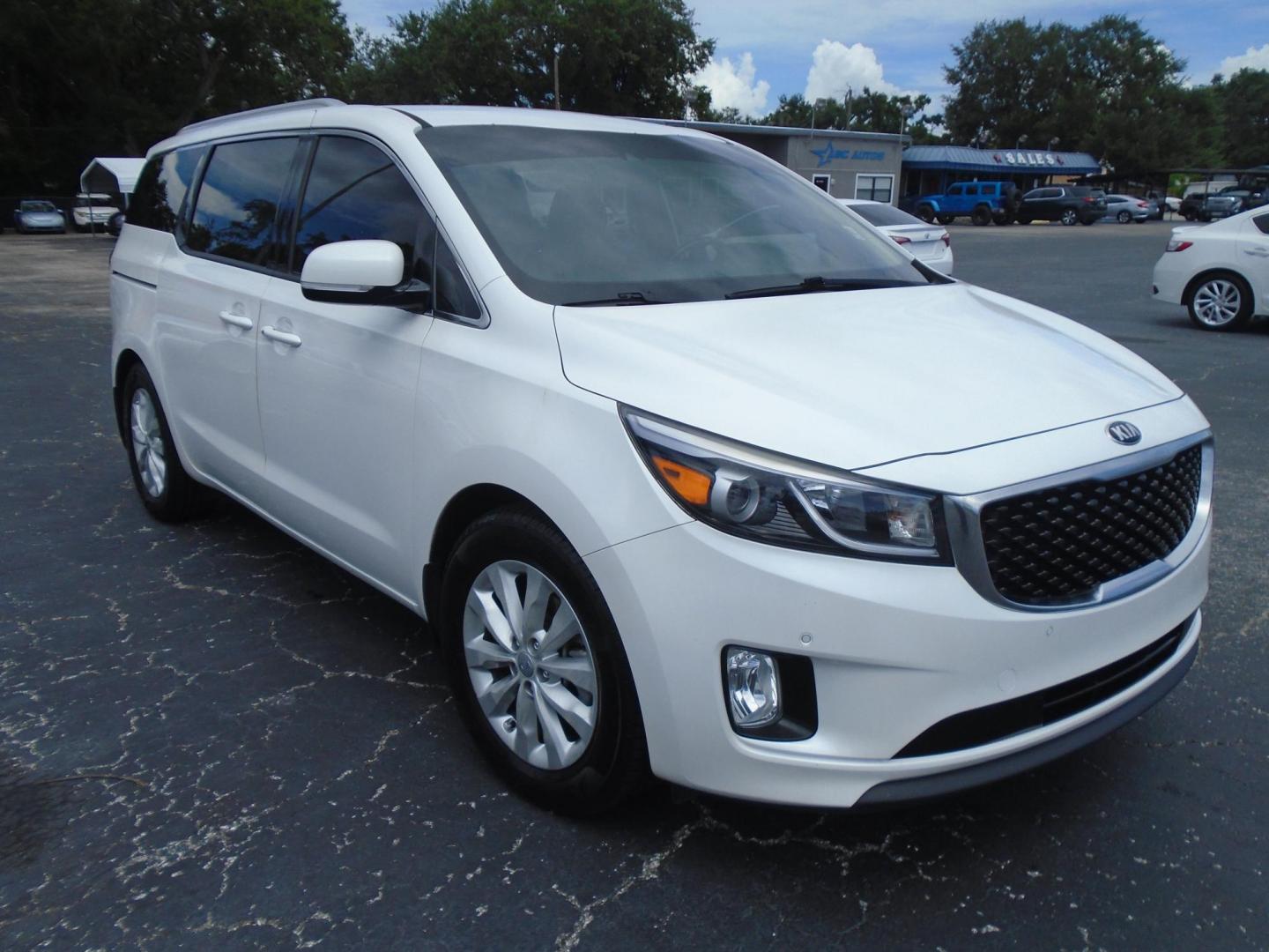 2018 White /Beige Kia Sedona EX (KNDMC5C10J6) with an 3.3L V6 DOHC 24V engine, 6A transmission, located at 6112 N Florida Avenue, Tampa, FL, 33604, (888) 521-5131, 27.954929, -82.459534 - 499$ down plus tax & tag. - Photo#3