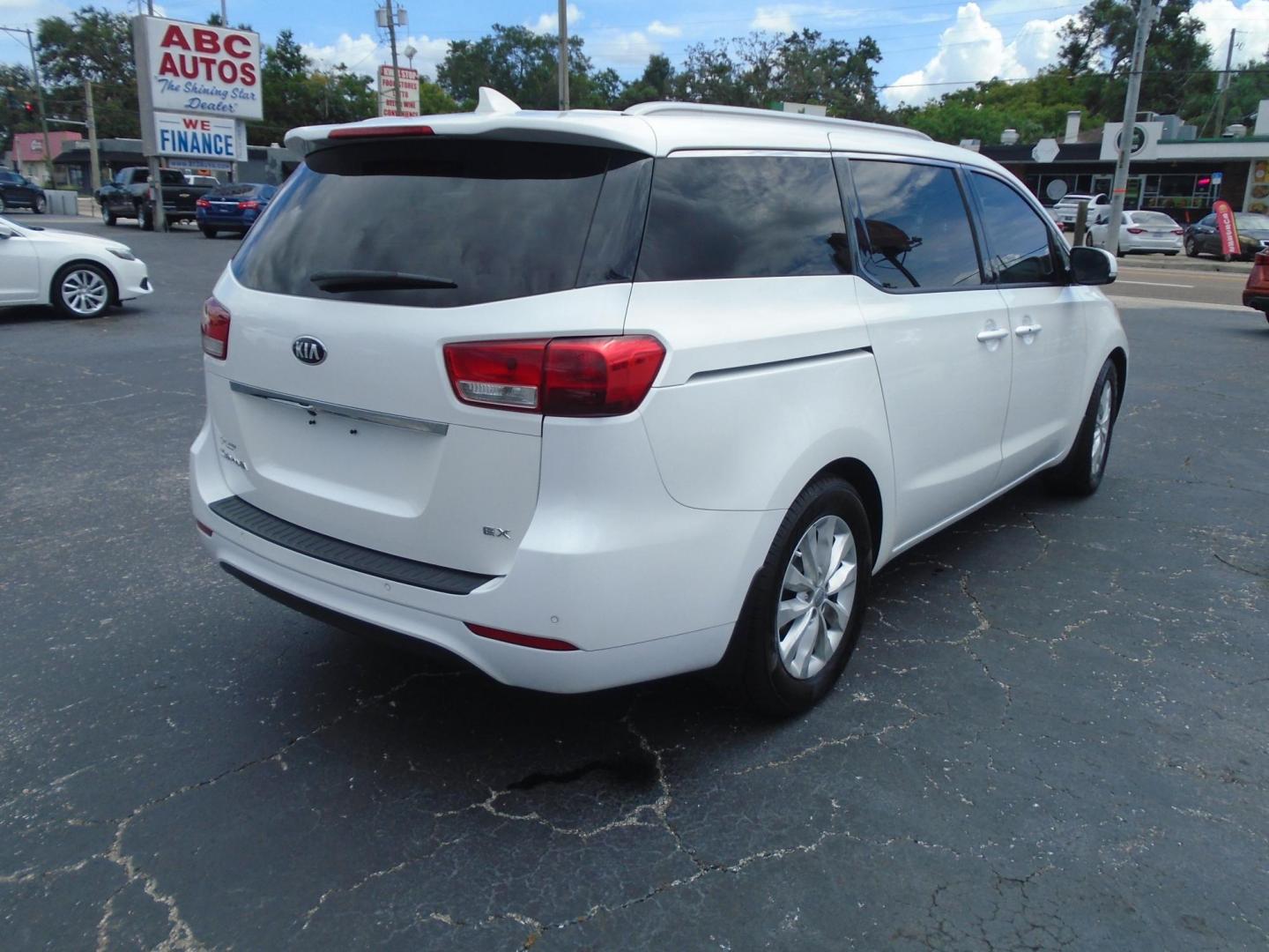 2018 White /Beige Kia Sedona EX (KNDMC5C10J6) with an 3.3L V6 DOHC 24V engine, 6A transmission, located at 6112 N Florida Avenue, Tampa, FL, 33604, (888) 521-5131, 27.954929, -82.459534 - 499$ down plus tax & tag. - Photo#5