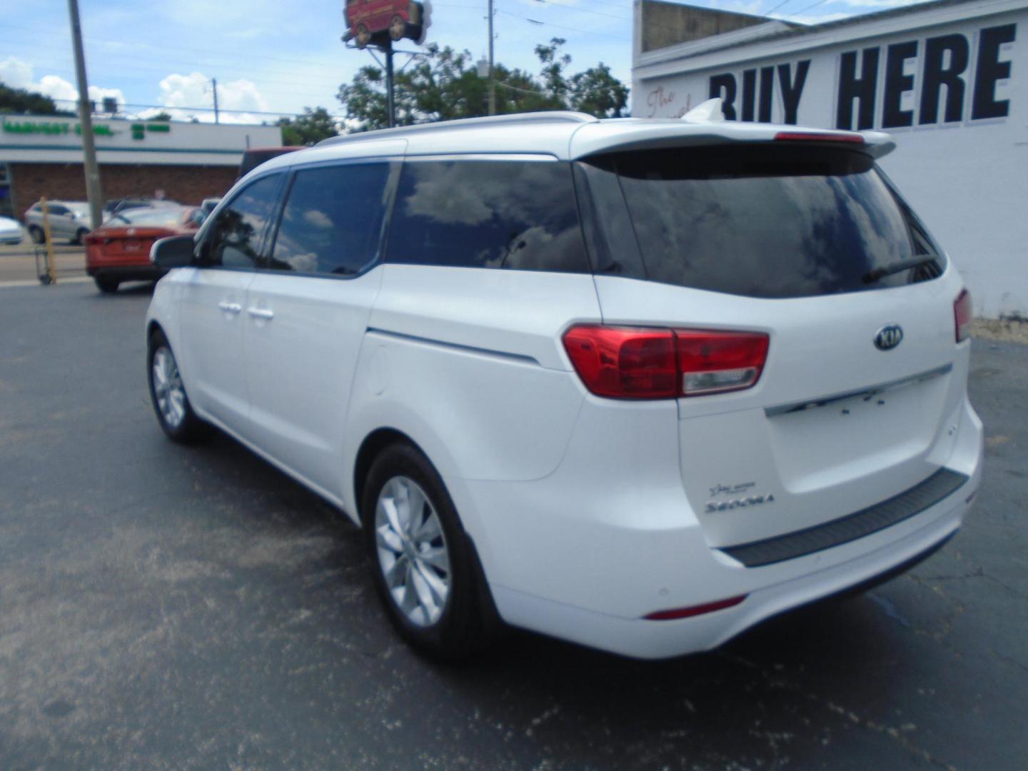 2018 White /Beige Kia Sedona EX (KNDMC5C10J6) with an 3.3L V6 DOHC 24V engine, 6A transmission, located at 6112 N Florida Avenue, Tampa, FL, 33604, (888) 521-5131, 27.954929, -82.459534 - 499$ down plus tax & tag. - Photo#6