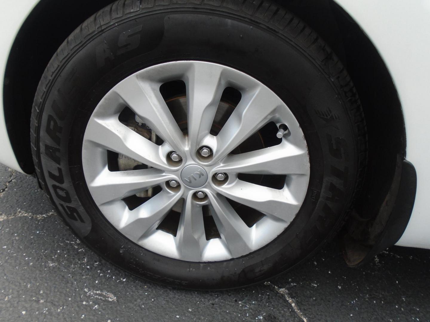 2018 White /Beige Kia Sedona EX (KNDMC5C10J6) with an 3.3L V6 DOHC 24V engine, 6A transmission, located at 6112 N Florida Avenue, Tampa, FL, 33604, (888) 521-5131, 27.954929, -82.459534 - 499$ down plus tax & tag. - Photo#15