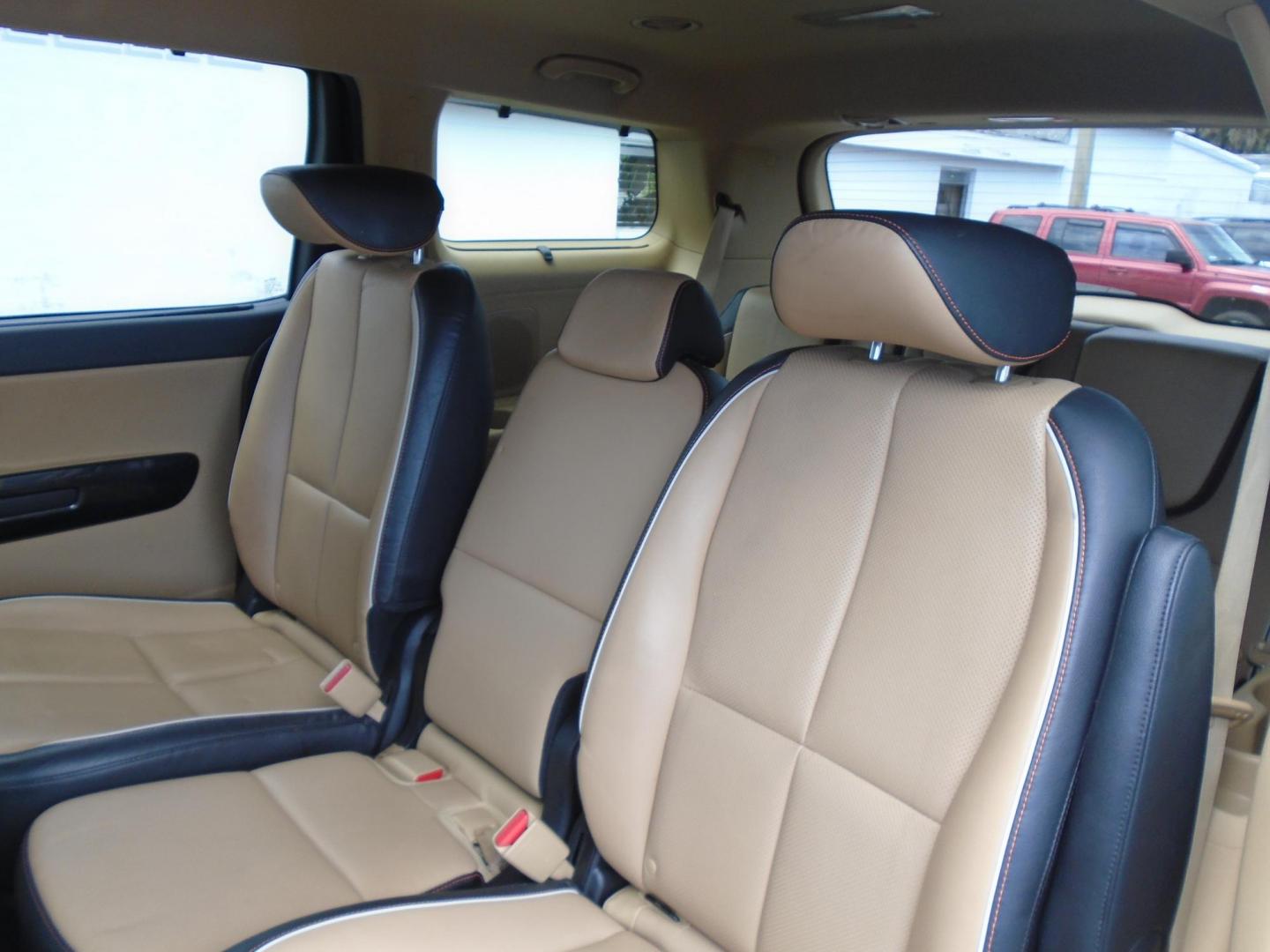 2018 White /Beige Kia Sedona EX (KNDMC5C10J6) with an 3.3L V6 DOHC 24V engine, 6A transmission, located at 6112 N Florida Avenue, Tampa, FL, 33604, (888) 521-5131, 27.954929, -82.459534 - 499$ down plus tax & tag. - Photo#11