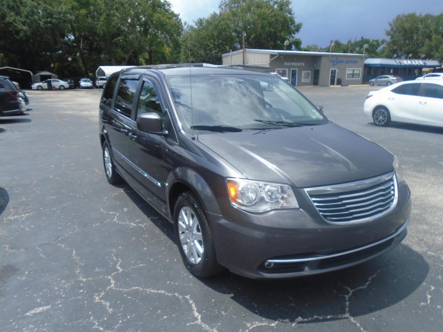 2016 GRAY /Black Chrysler Town & Country Touring (2C4RC1BG0GR) with an 3.6L V6 DOHC 24V engine, 6A transmission, located at 6112 N Florida Avenue, Tampa, FL, 33604, (888) 521-5131, 27.954929, -82.459534 - 499$ down plus tax & tag. - Photo#3