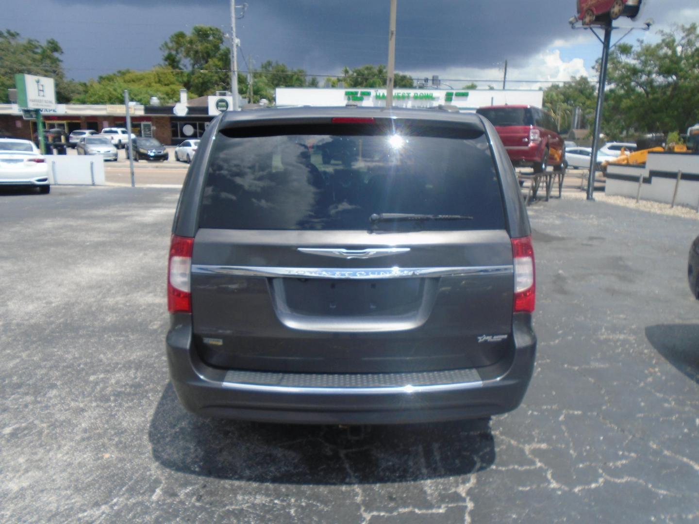 2016 GRAY /Black Chrysler Town & Country Touring (2C4RC1BG0GR) with an 3.6L V6 DOHC 24V engine, 6A transmission, located at 6112 N Florida Avenue, Tampa, FL, 33604, (888) 521-5131, 27.954929, -82.459534 - 499$ down plus tax & tag. - Photo#4