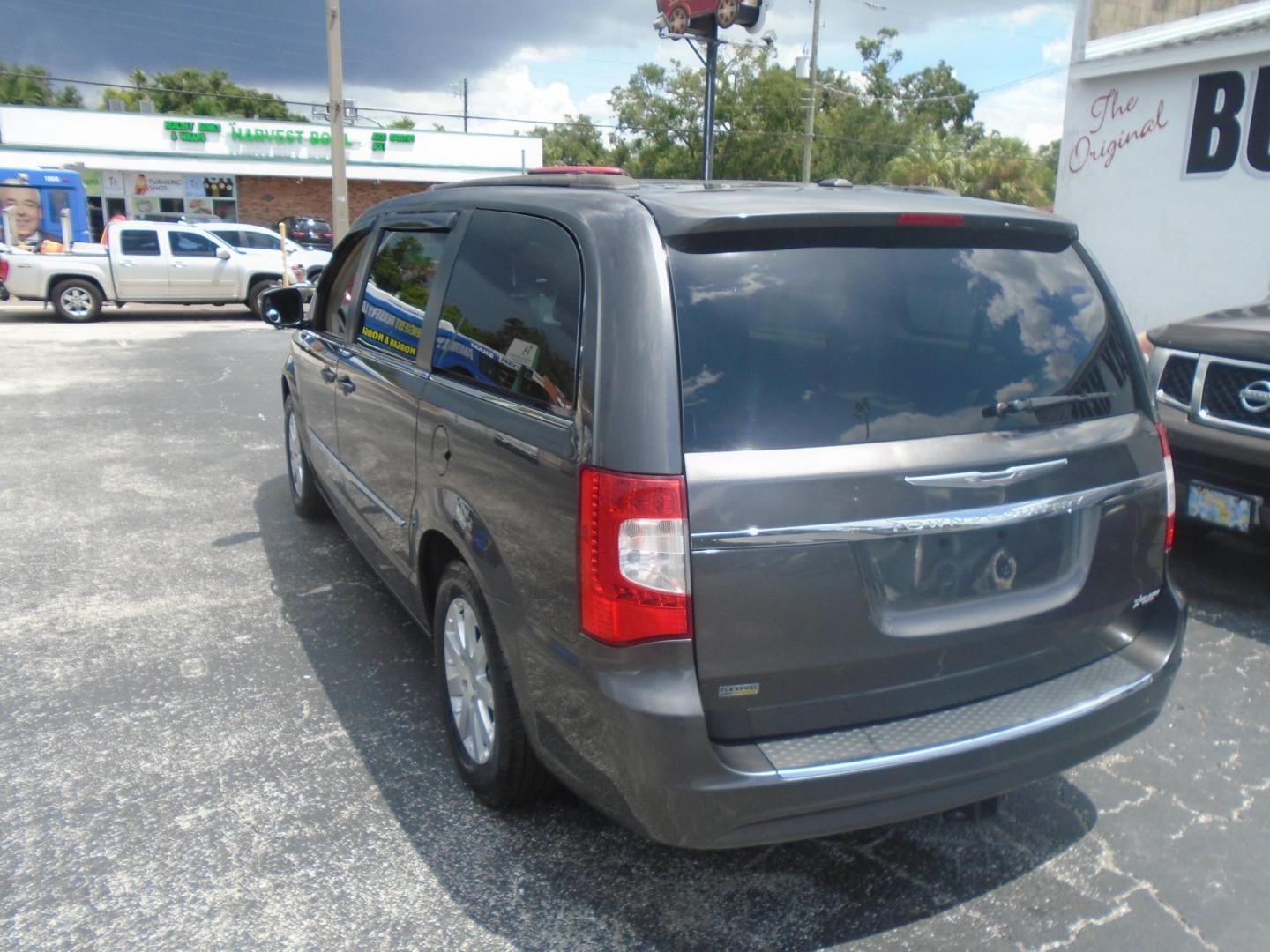 2016 GRAY /Black Chrysler Town & Country Touring (2C4RC1BG0GR) with an 3.6L V6 DOHC 24V engine, 6A transmission, located at 6112 N Florida Avenue, Tampa, FL, 33604, (888) 521-5131, 27.954929, -82.459534 - 499$ down plus tax & tag. - Photo#5