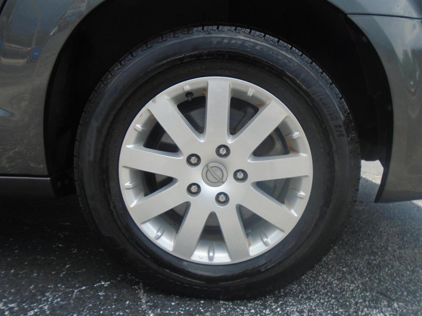 2016 GRAY /Black Chrysler Town & Country Touring (2C4RC1BG0GR) with an 3.6L V6 DOHC 24V engine, 6A transmission, located at 6112 N Florida Avenue, Tampa, FL, 33604, (888) 521-5131, 27.954929, -82.459534 - 499$ down plus tax & tag. - Photo#14
