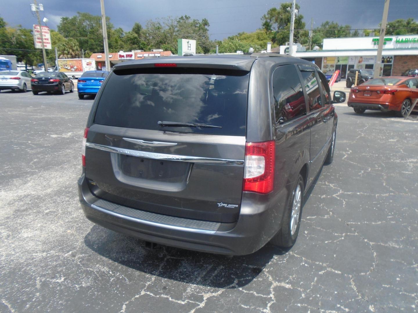 2016 GRAY /Black Chrysler Town & Country Touring (2C4RC1BG0GR) with an 3.6L V6 DOHC 24V engine, 6A transmission, located at 6112 N Florida Avenue, Tampa, FL, 33604, (888) 521-5131, 27.954929, -82.459534 - 499$ down plus tax & tag. - Photo#6