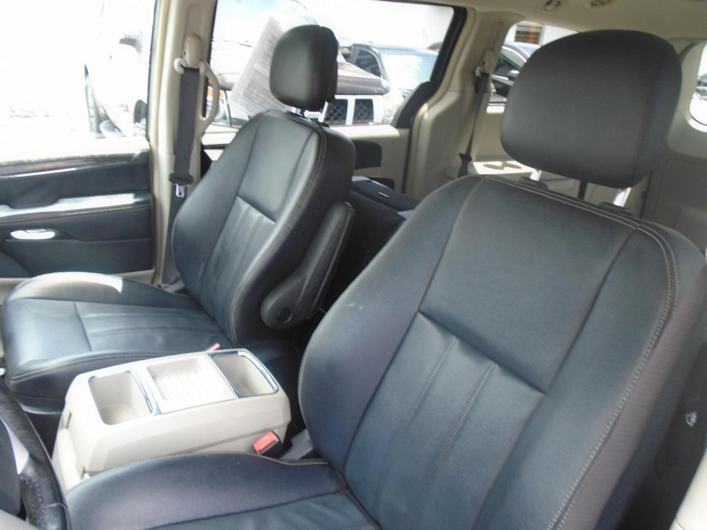2016 GRAY /Black Chrysler Town & Country Touring (2C4RC1BG0GR) with an 3.6L V6 DOHC 24V engine, 6A transmission, located at 6112 N Florida Avenue, Tampa, FL, 33604, (888) 521-5131, 27.954929, -82.459534 - 499$ down plus tax & tag. - Photo#9