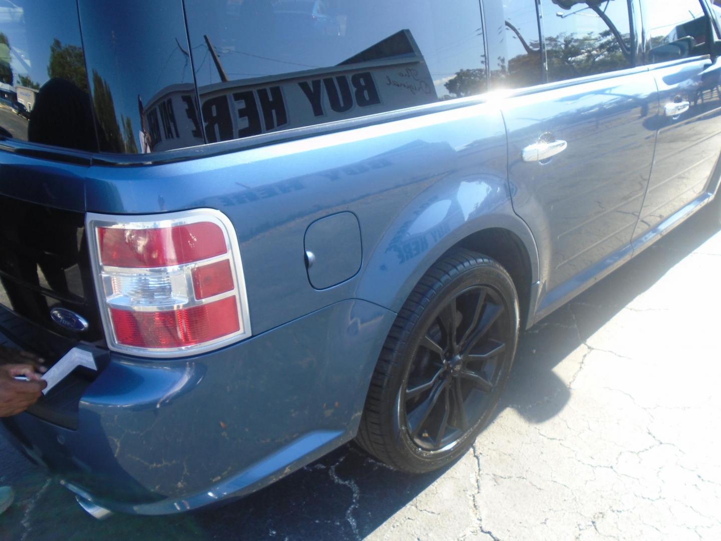 2018 Blue /Beige Ford Flex SEL FWD (2FMGK5C87JB) with an 3.5L V6 DOHC 24V engine, 6A transmission, located at 6112 N Florida Avenue, Tampa, FL, 33604, (888) 521-5131, 27.954929, -82.459534 - 499$ DOWN PLUS TAX & TAG. - Photo#4
