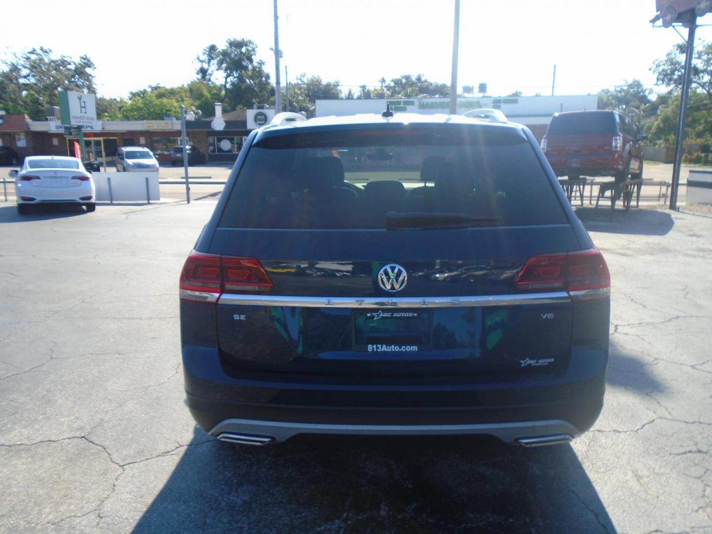 2018 Blue /Black Volkswagen Atlas V6 SE w/Technology (1V2DR2CA8JC) with an 3.6L V6 DOHC 24V engine, 8A transmission, located at 6112 N Florida Avenue, Tampa, FL, 33604, (888) 521-5131, 27.954929, -82.459534 - 499$ DOWN PLUS TAX & TAG. - Photo#4