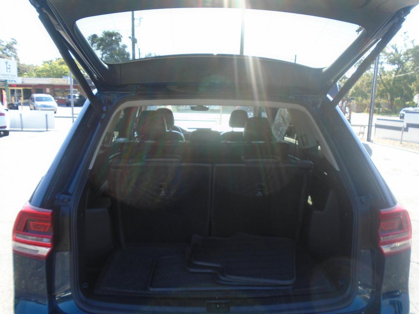 2018 Blue /Black Volkswagen Atlas V6 SE w/Technology (1V2DR2CA8JC) with an 3.6L V6 DOHC 24V engine, 8A transmission, located at 6112 N Florida Avenue, Tampa, FL, 33604, (888) 521-5131, 27.954929, -82.459534 - 499$ DOWN PLUS TAX & TAG. - Photo#8