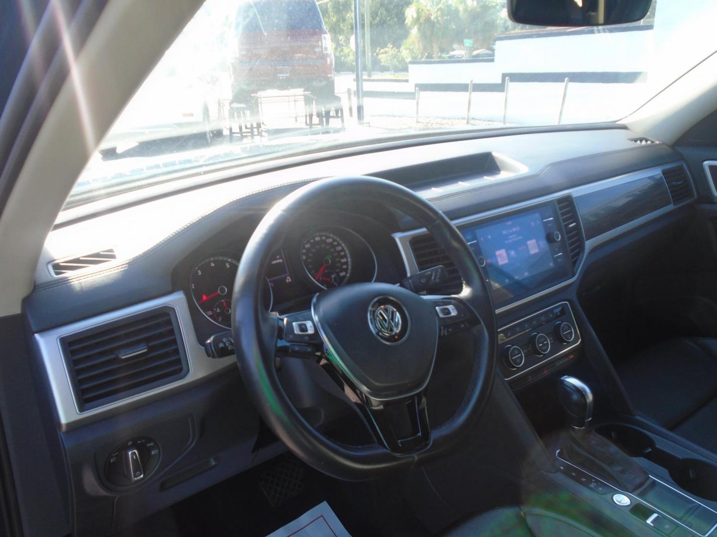 2018 Blue /Black Volkswagen Atlas V6 SE w/Technology (1V2DR2CA8JC) with an 3.6L V6 DOHC 24V engine, 8A transmission, located at 6112 N Florida Avenue, Tampa, FL, 33604, (888) 521-5131, 27.954929, -82.459534 - 499$ DOWN PLUS TAX & TAG. - Photo#10