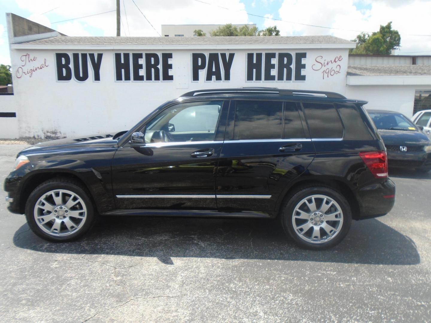 2013 BLACK /Beige Mercedes-Benz GLK-Class GLK350 (WDCGG5HB0DF) with an 3.5L V6 DOHC 24V engine, 7-Speed Automatic transmission, located at 6112 N Florida Avenue, Tampa, FL, 33604, (888) 521-5131, 27.954929, -82.459534 - 499$ down plus tax & tag. - Photo#0