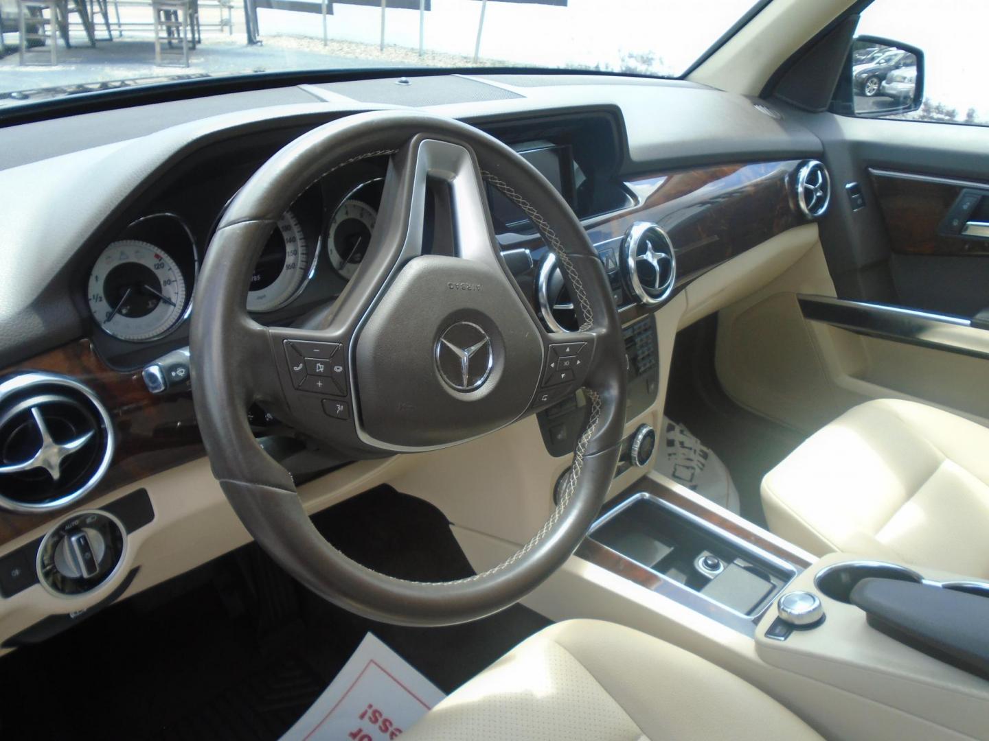 2013 BLACK /Beige Mercedes-Benz GLK-Class GLK350 (WDCGG5HB0DF) with an 3.5L V6 DOHC 24V engine, 7-Speed Automatic transmission, located at 6112 N Florida Avenue, Tampa, FL, 33604, (888) 521-5131, 27.954929, -82.459534 - 499$ down plus tax & tag. - Photo#9