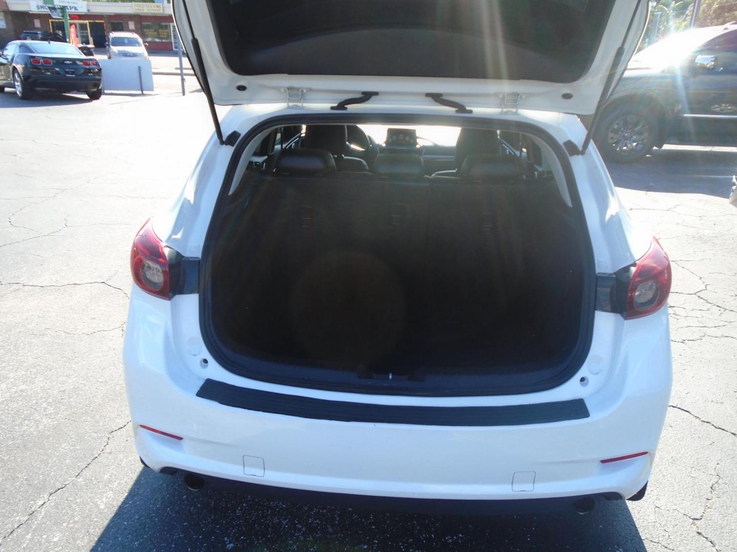 2017 White /BLACK Mazda MAZDA3 i Touring AT 5-Door (JM1BN1L77H1) with an 2.0L L4 DOHC 16V engine, 6A transmission, located at 6112 N Florida Avenue, Tampa, FL, 33604, (888) 521-5131, 27.954929, -82.459534 - 499$ down plus tax & tag. - Photo#7