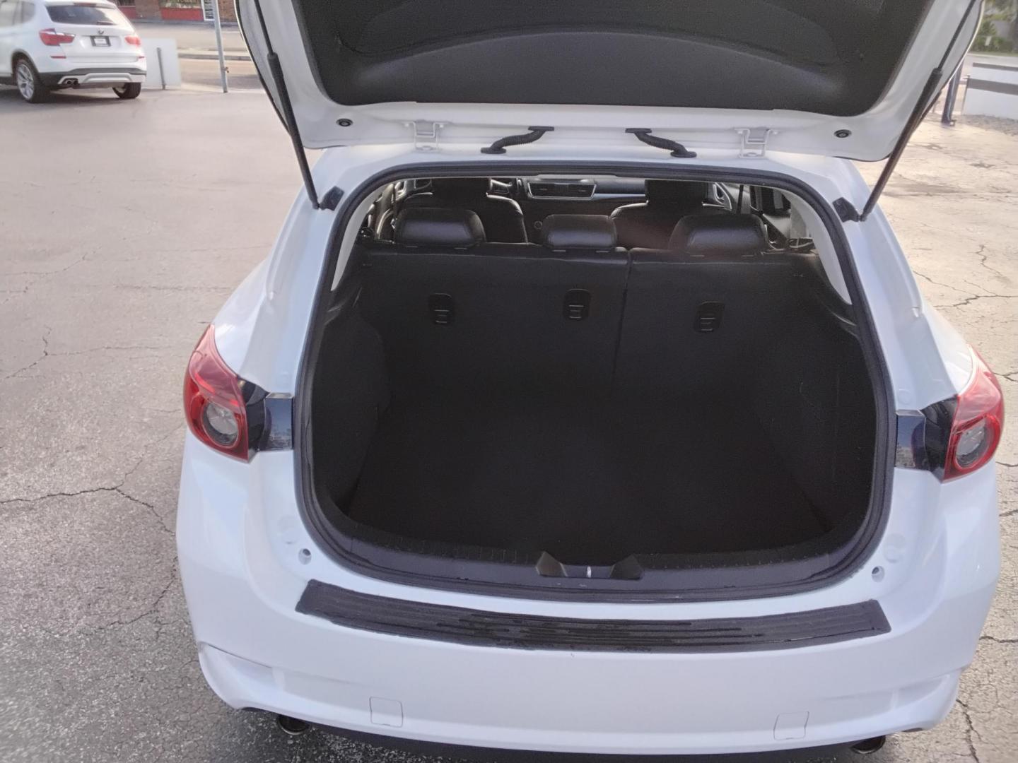 2017 White /BLACK Mazda MAZDA3 i Touring AT 5-Door (JM1BN1L77H1) with an 2.0L L4 DOHC 16V engine, 6A transmission, located at 6112 N Florida Avenue, Tampa, FL, 33604, (888) 521-5131, 27.954929, -82.459534 - 499$ down plus tax & tag. - Photo#7