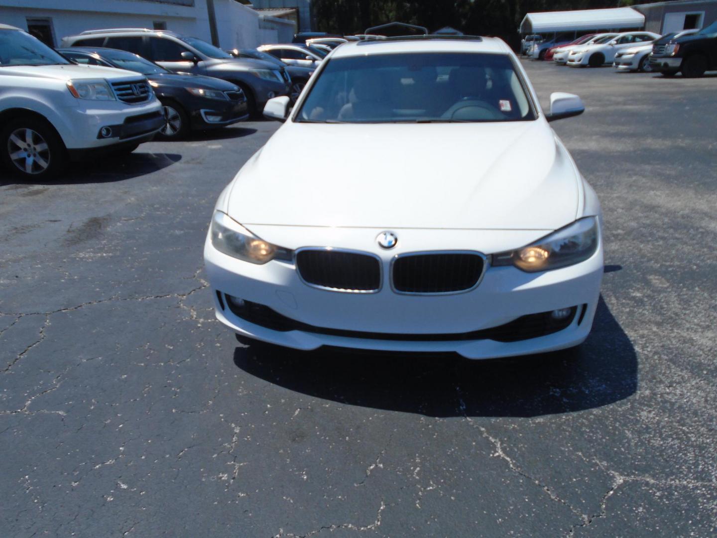 2014 White /Beige BMW 3-Series 328i Sedan (WBA3A5C57EF) with an 2.0L L4 DOHC 16V engine, located at 6112 N Florida Avenue, Tampa, FL, 33604, (888) 521-5131, 27.954929, -82.459534 - 499$ down plus tax & tag. - Photo#1