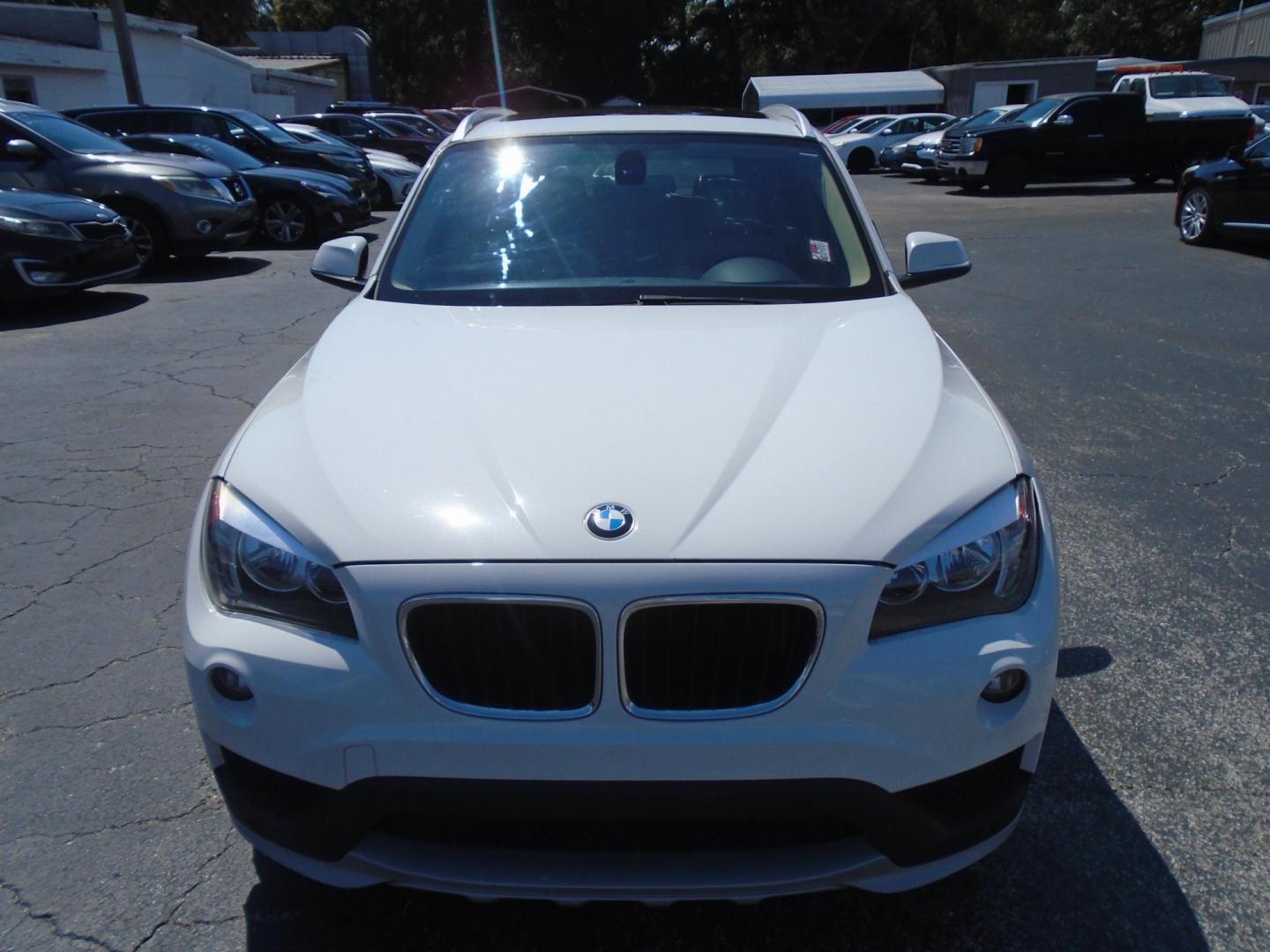 2015 White /Beige BMW X1 sDrive28i (WBAVM1C51FV) with an 2.0L L4 DOHC 16V engine, 8-Speed Automatic transmission, located at 6112 N Florida Avenue, Tampa, FL, 33604, (888) 521-5131, 27.954929, -82.459534 - 499$ down plus tax & tag. - Photo#1