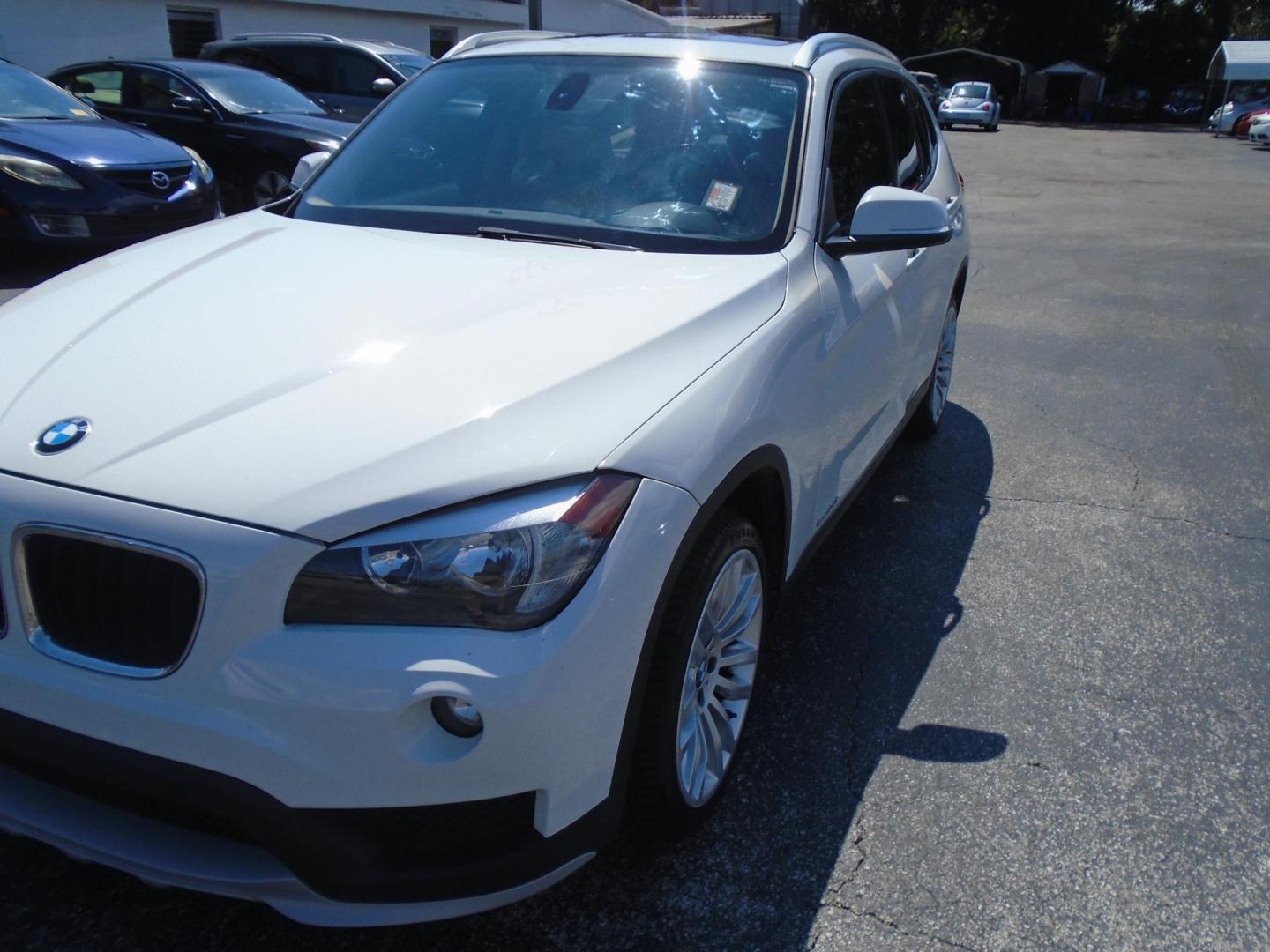 2015 White /Beige BMW X1 sDrive28i (WBAVM1C51FV) with an 2.0L L4 DOHC 16V engine, 8-Speed Automatic transmission, located at 6112 N Florida Avenue, Tampa, FL, 33604, (888) 521-5131, 27.954929, -82.459534 - 499$ down plus tax & tag. - Photo#2