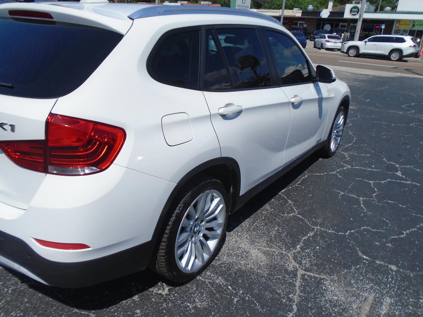 2015 White /Beige BMW X1 sDrive28i (WBAVM1C51FV) with an 2.0L L4 DOHC 16V engine, 8-Speed Automatic transmission, located at 6112 N Florida Avenue, Tampa, FL, 33604, (888) 521-5131, 27.954929, -82.459534 - 499$ down plus tax & tag. - Photo#4