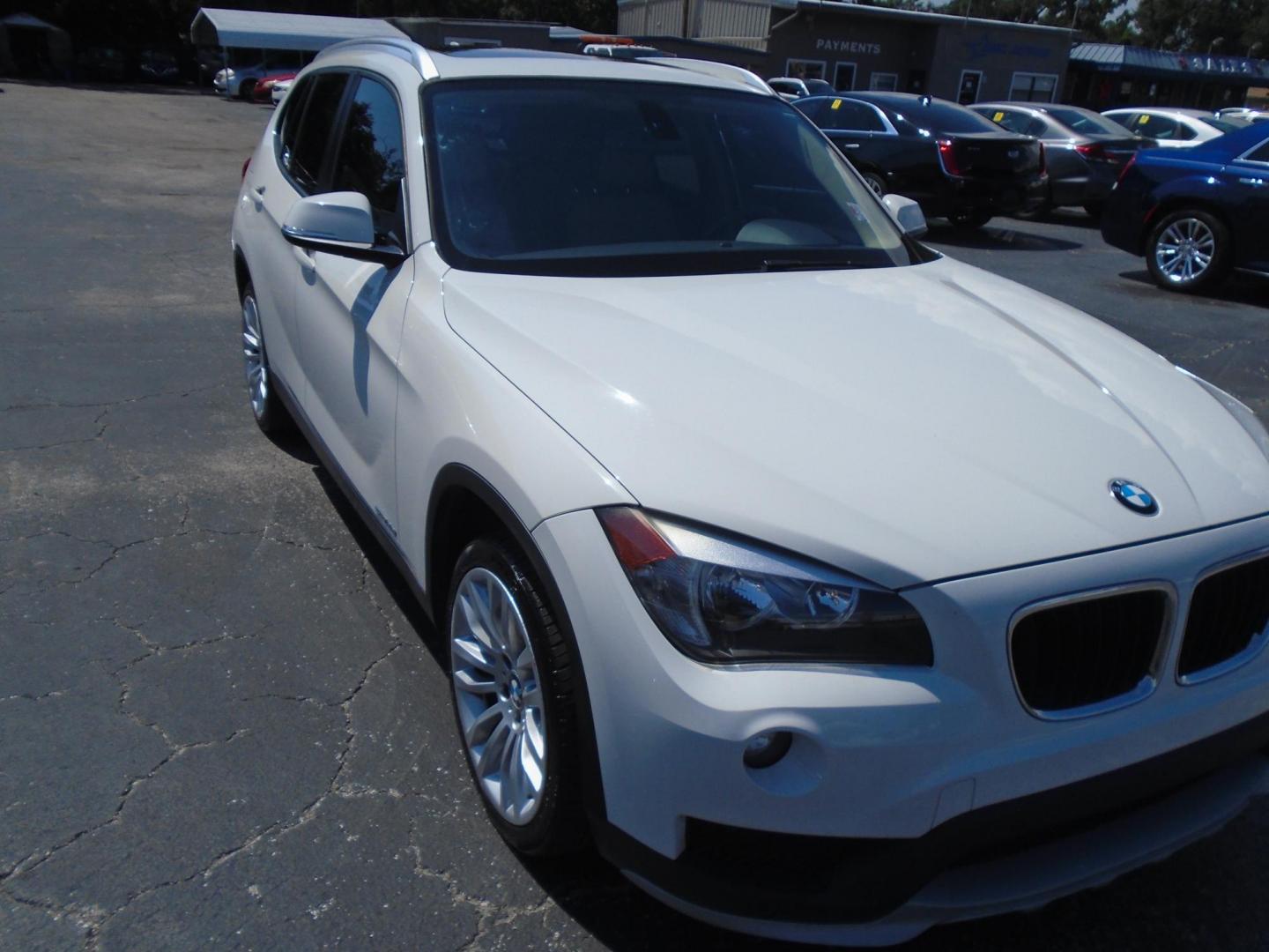 2015 White /Beige BMW X1 sDrive28i (WBAVM1C51FV) with an 2.0L L4 DOHC 16V engine, 8-Speed Automatic transmission, located at 6112 N Florida Avenue, Tampa, FL, 33604, (888) 521-5131, 27.954929, -82.459534 - 499$ down plus tax & tag. - Photo#3