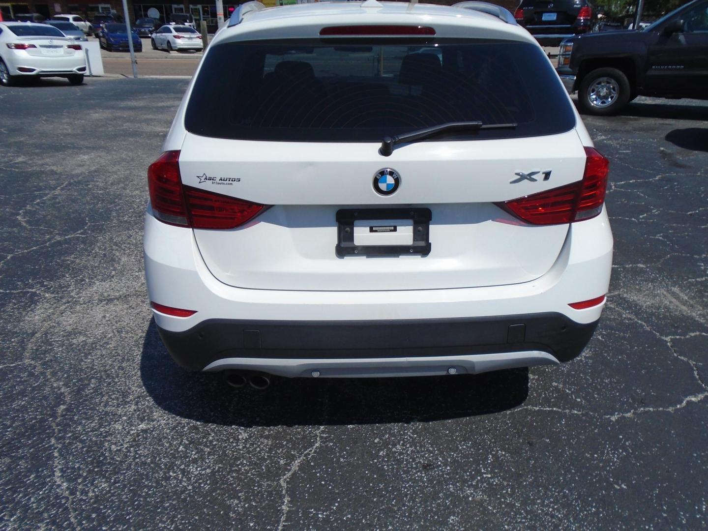 2015 White /Beige BMW X1 sDrive28i (WBAVM1C51FV) with an 2.0L L4 DOHC 16V engine, 8-Speed Automatic transmission, located at 6112 N Florida Avenue, Tampa, FL, 33604, (888) 521-5131, 27.954929, -82.459534 - 499$ down plus tax & tag. - Photo#5