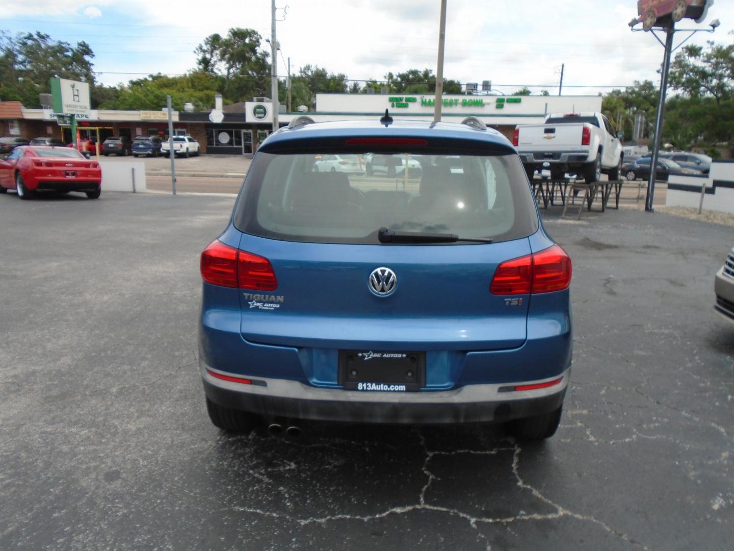 2017 Blue /Black Volkswagen Tiguan SE (WVGAV7AX3HK) with an 2.0L L4 DOHC 16V TURBO engine, 6A transmission, located at 6112 N Florida Avenue, Tampa, FL, 33604, (888) 521-5131, 27.954929, -82.459534 - 499$ down plus tax & tag. - Photo#4
