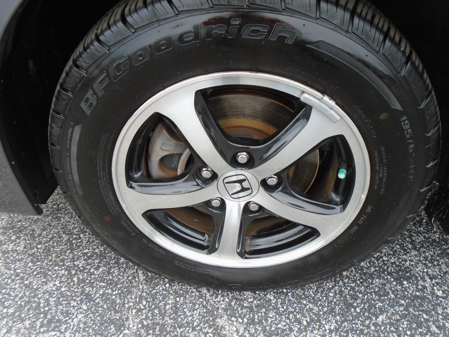 2015 SILVER /Grey Honda Civic SE Sedan CVT (19XFB2F79FE) with an 1.8L L4 SOHC 16V engine, Continuously Variable Transmission transmission, located at 6112 N Florida Avenue, Tampa, FL, 33604, (888) 521-5131, 27.954929, -82.459534 - Just $499 down, plus tax and tag. - Photo#18