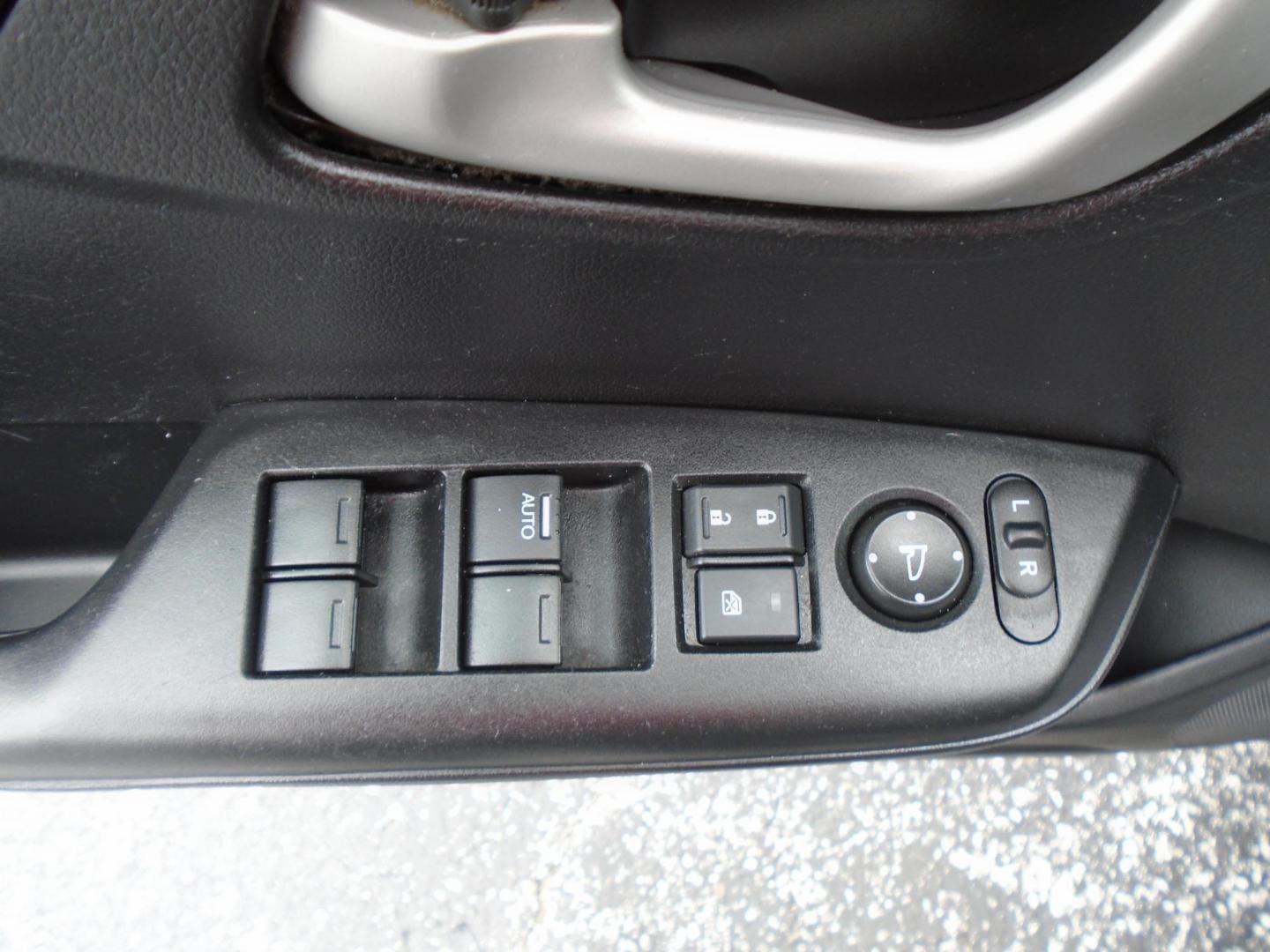 2015 SILVER /Grey Honda Civic SE Sedan CVT (19XFB2F79FE) with an 1.8L L4 SOHC 16V engine, Continuously Variable Transmission transmission, located at 6112 N Florida Avenue, Tampa, FL, 33604, (888) 521-5131, 27.954929, -82.459534 - Just $499 down, plus tax and tag. - Photo#16