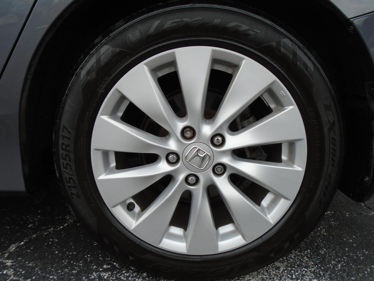 2013 GRAY /BLACK Honda Accord EX-L V6 Sedan AT (1HGCR3F88DA) with an 3.5L V6 SOHC 24V engine, 6-Speed Automatic transmission, located at 6112 N Florida Avenue, Tampa, FL, 33604, (888) 521-5131, 27.954929, -82.459534 - 499$ down plus tax & tag. - Photo#13
