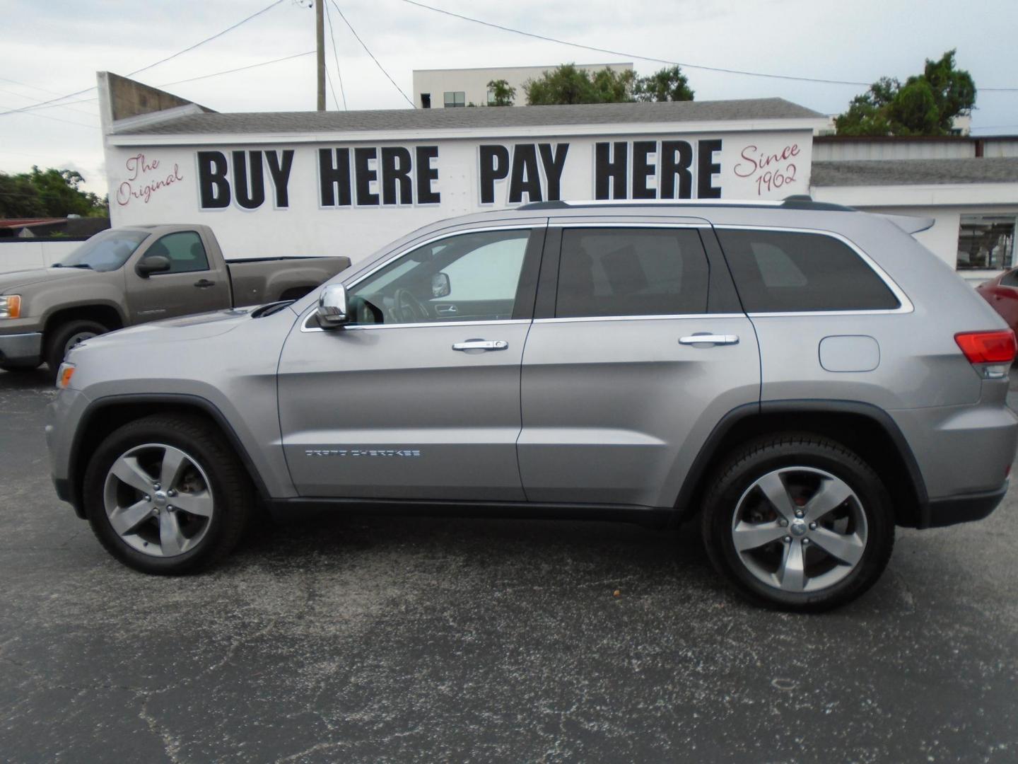 2014 SILVER /Black Jeep Grand Cherokee Limited 4WD (1C4RJFBG5EC) with an 3.6L V6 DOHC 24V engine, 5-Speed Automatic transmission, located at 6112 N Florida Avenue, Tampa, FL, 33604, (888) 521-5131, 27.954929, -82.459534 - 499$ down plus tax & tag. - Photo#0