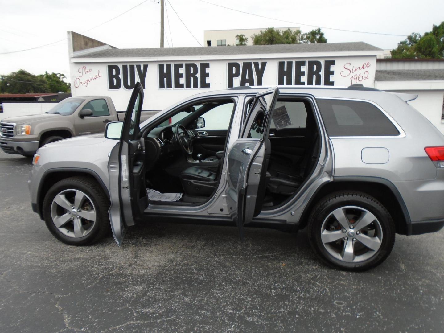 2014 SILVER /Black Jeep Grand Cherokee Limited 4WD (1C4RJFBG5EC) with an 3.6L V6 DOHC 24V engine, 5-Speed Automatic transmission, located at 6112 N Florida Avenue, Tampa, FL, 33604, (888) 521-5131, 27.954929, -82.459534 - 499$ down plus tax & tag. - Photo#1