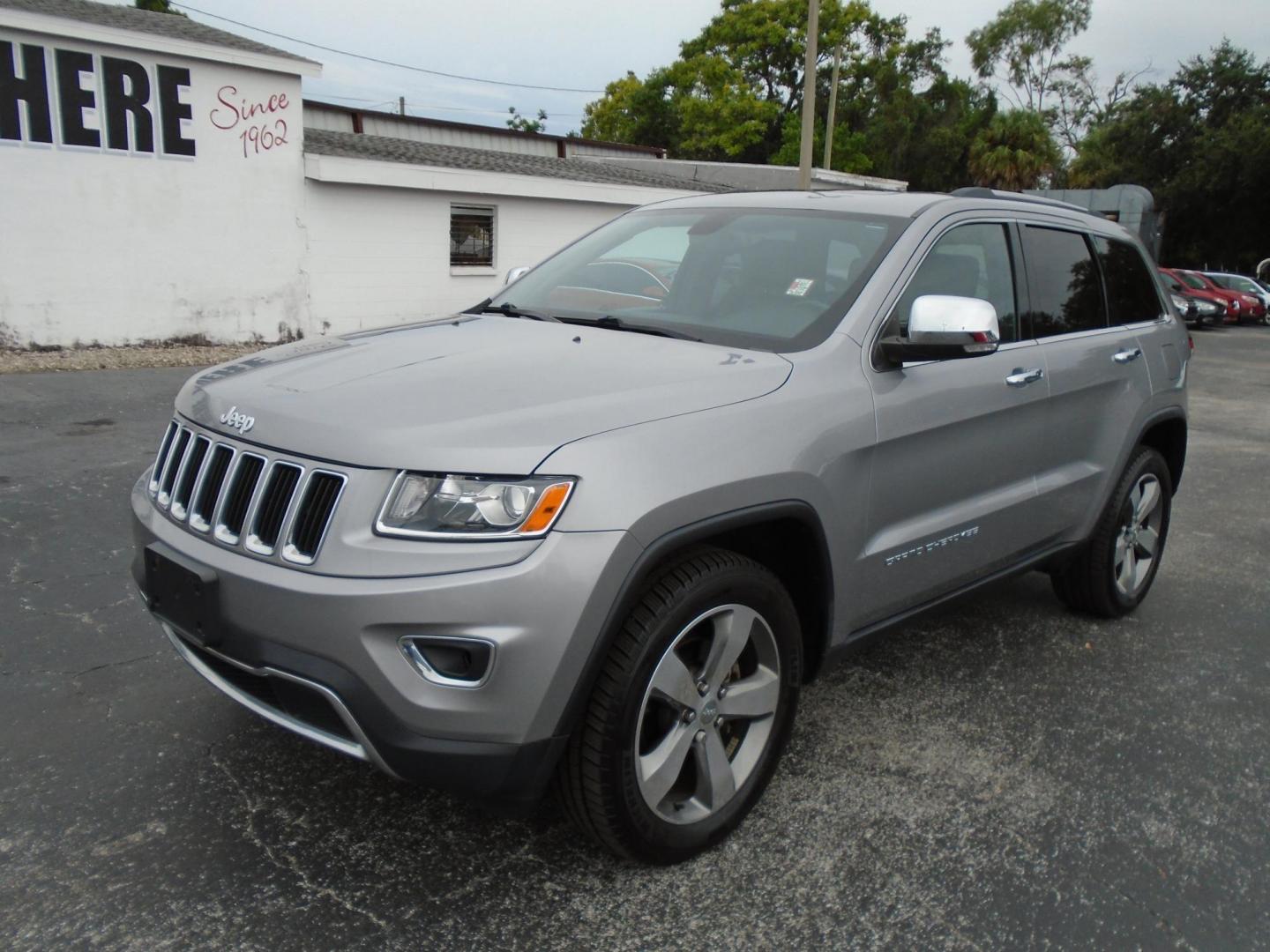 2014 SILVER /Black Jeep Grand Cherokee Limited 4WD (1C4RJFBG5EC) with an 3.6L V6 DOHC 24V engine, 5-Speed Automatic transmission, located at 6112 N Florida Avenue, Tampa, FL, 33604, (888) 521-5131, 27.954929, -82.459534 - 499$ down plus tax & tag. - Photo#2