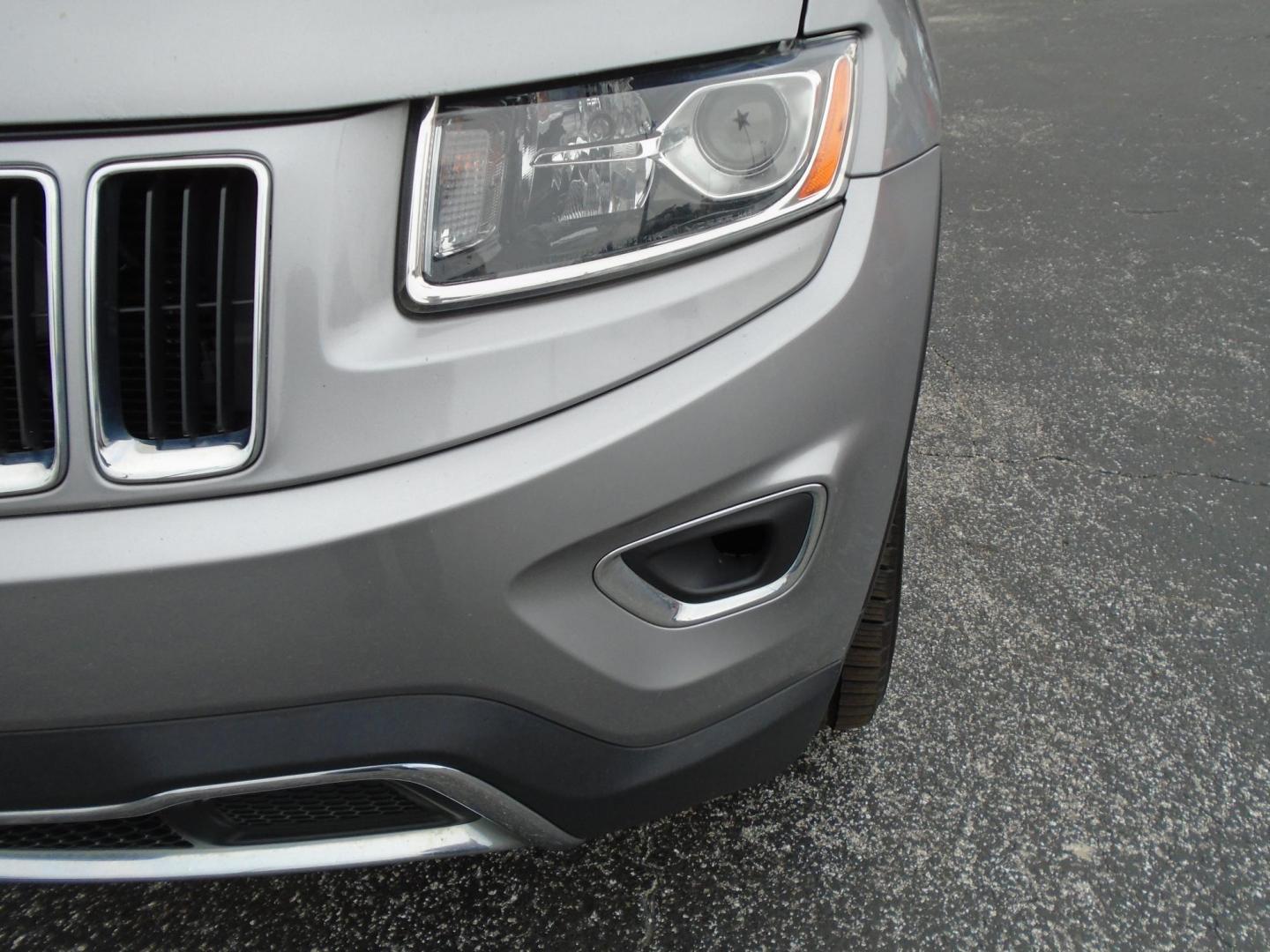 2014 SILVER /Black Jeep Grand Cherokee Limited 4WD (1C4RJFBG5EC) with an 3.6L V6 DOHC 24V engine, 5-Speed Automatic transmission, located at 6112 N Florida Avenue, Tampa, FL, 33604, (888) 521-5131, 27.954929, -82.459534 - 499$ down plus tax & tag. - Photo#3
