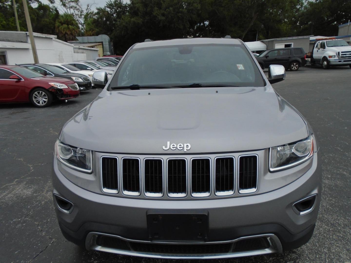 2014 SILVER /Black Jeep Grand Cherokee Limited 4WD (1C4RJFBG5EC) with an 3.6L V6 DOHC 24V engine, 5-Speed Automatic transmission, located at 6112 N Florida Avenue, Tampa, FL, 33604, (888) 521-5131, 27.954929, -82.459534 - 499$ down plus tax & tag. - Photo#4