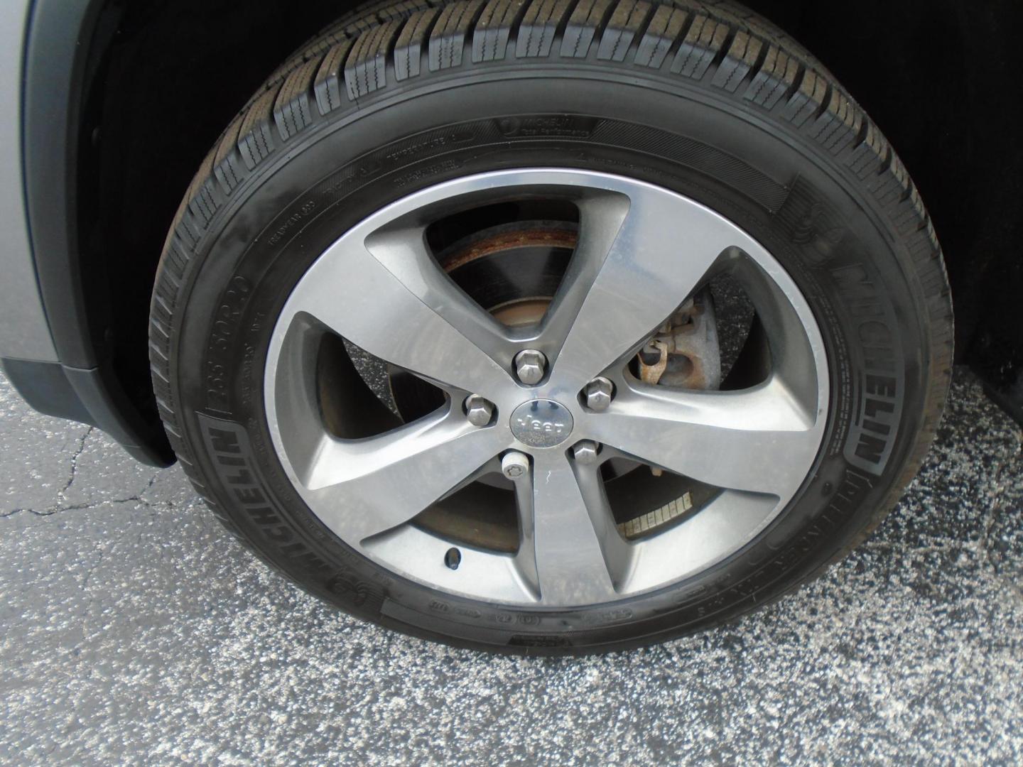 2014 SILVER /Black Jeep Grand Cherokee Limited 4WD (1C4RJFBG5EC) with an 3.6L V6 DOHC 24V engine, 5-Speed Automatic transmission, located at 6112 N Florida Avenue, Tampa, FL, 33604, (888) 521-5131, 27.954929, -82.459534 - 499$ down plus tax & tag. - Photo#24