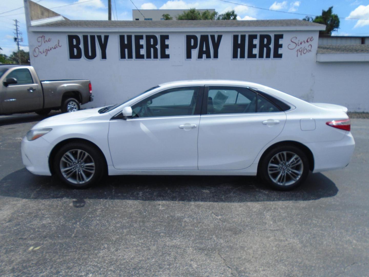 2017 White /Beige Toyota Camry SE (4T1BF1FK1HU) with an 2.5L L4 DOHC 16V engine, 6A transmission, located at 6112 N Florida Avenue, Tampa, FL, 33604, (888) 521-5131, 27.954929, -82.459534 - 499$ down plus tax & tag. - Photo#0