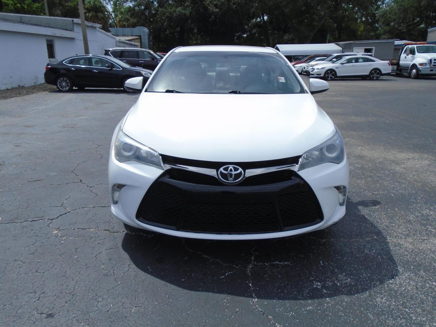 2017 White /Beige Toyota Camry SE (4T1BF1FK1HU) with an 2.5L L4 DOHC 16V engine, 6A transmission, located at 6112 N Florida Avenue, Tampa, FL, 33604, (888) 521-5131, 27.954929, -82.459534 - 499$ down plus tax & tag. - Photo#1