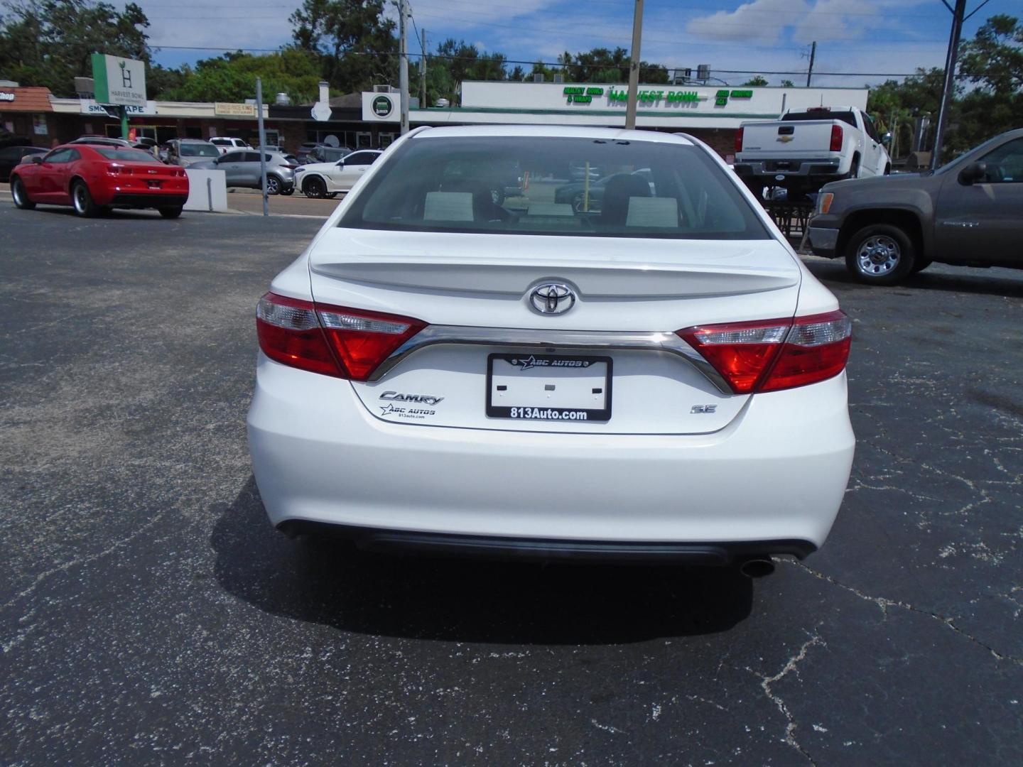 2017 White /Beige Toyota Camry SE (4T1BF1FK1HU) with an 2.5L L4 DOHC 16V engine, 6A transmission, located at 6112 N Florida Avenue, Tampa, FL, 33604, (888) 521-5131, 27.954929, -82.459534 - 499$ down plus tax & tag. - Photo#4