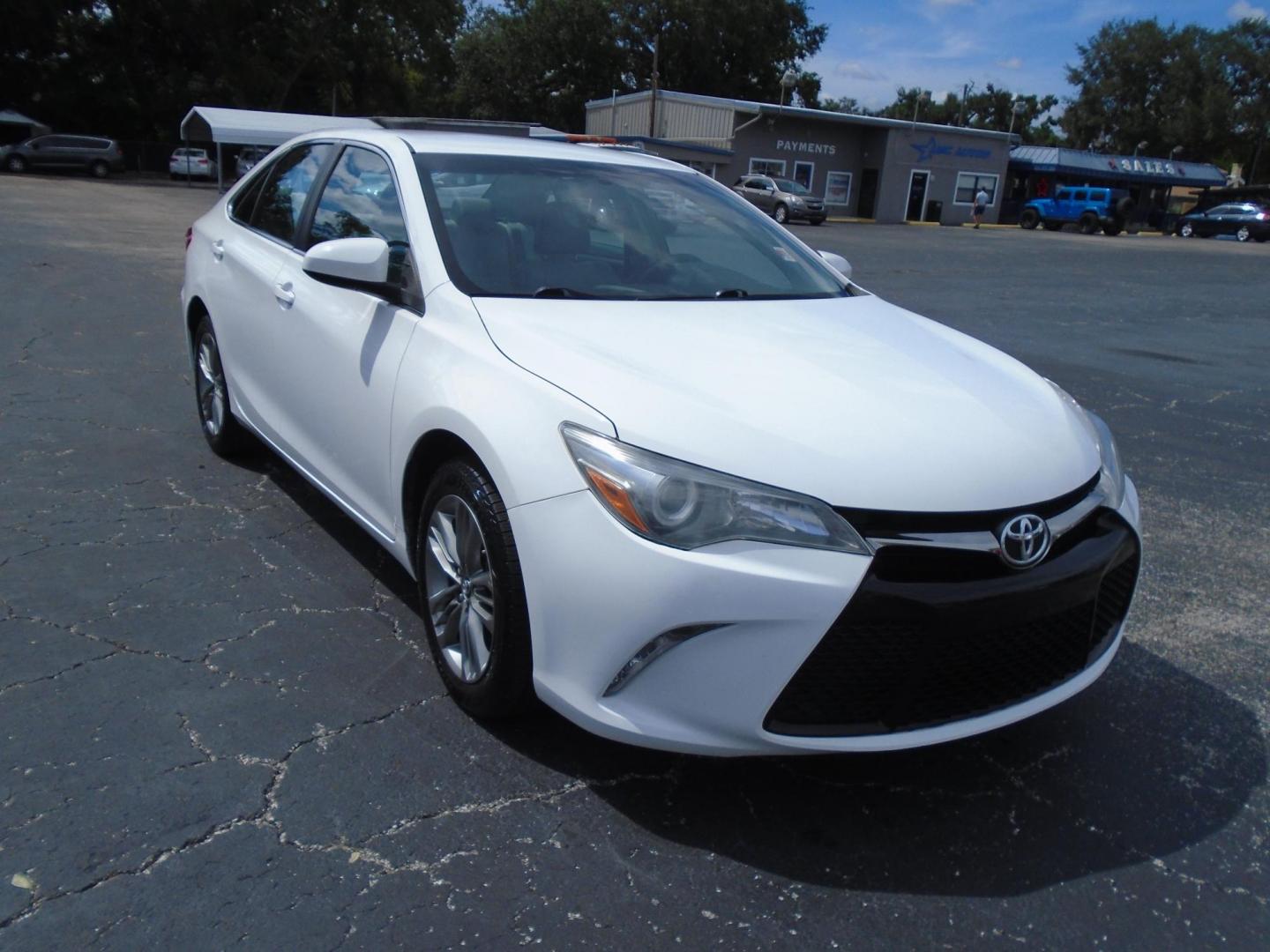 2017 White /Beige Toyota Camry SE (4T1BF1FK1HU) with an 2.5L L4 DOHC 16V engine, 6A transmission, located at 6112 N Florida Avenue, Tampa, FL, 33604, (888) 521-5131, 27.954929, -82.459534 - 499$ down plus tax & tag. - Photo#3