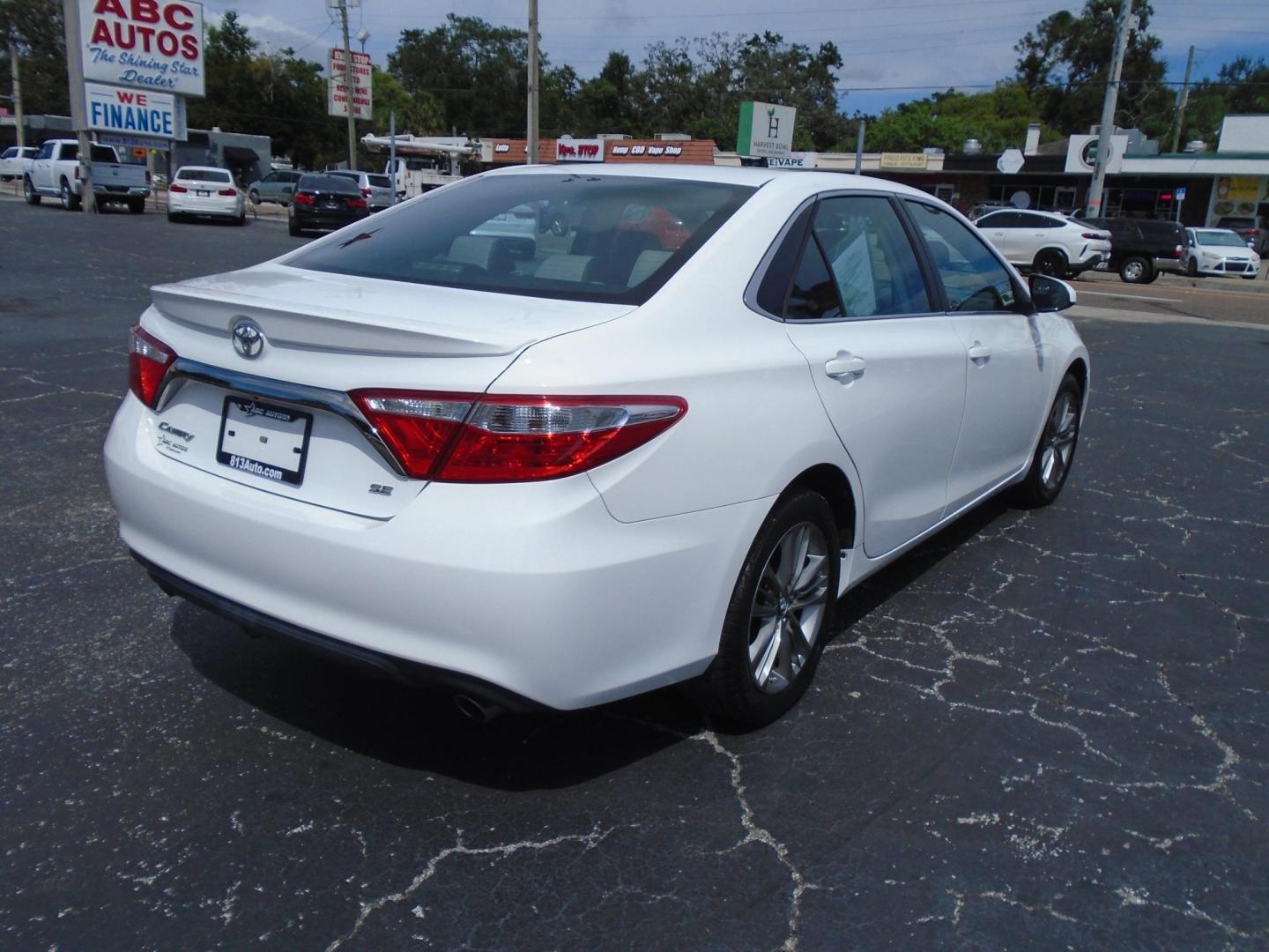 2017 White /Beige Toyota Camry SE (4T1BF1FK1HU) with an 2.5L L4 DOHC 16V engine, 6A transmission, located at 6112 N Florida Avenue, Tampa, FL, 33604, (888) 521-5131, 27.954929, -82.459534 - 499$ down plus tax & tag. - Photo#5