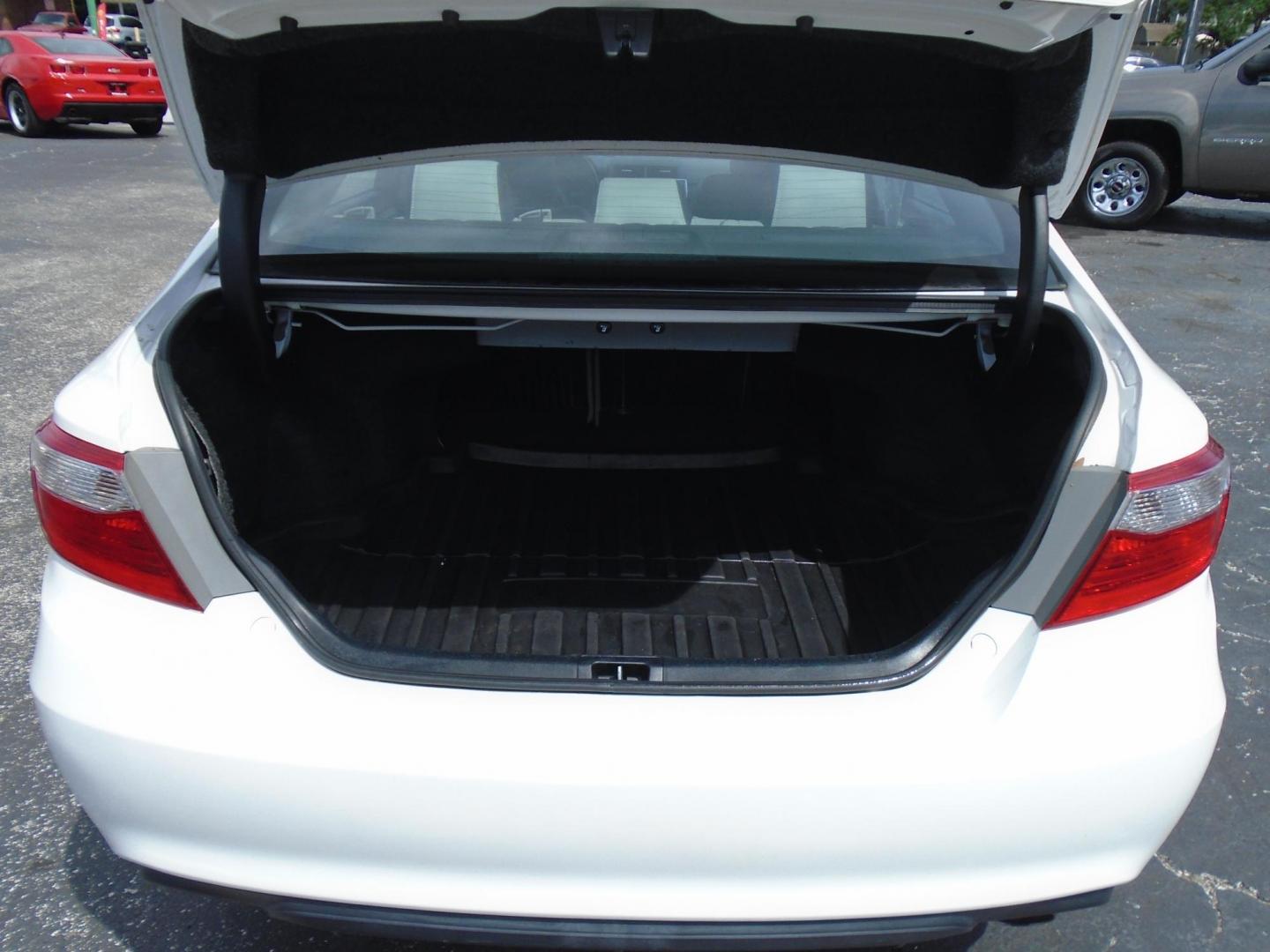 2017 White /Beige Toyota Camry SE (4T1BF1FK1HU) with an 2.5L L4 DOHC 16V engine, 6A transmission, located at 6112 N Florida Avenue, Tampa, FL, 33604, (888) 521-5131, 27.954929, -82.459534 - 499$ down plus tax & tag. - Photo#7