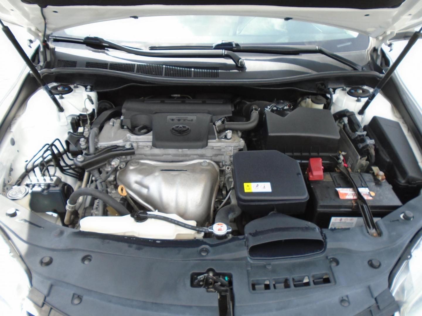 2017 White /Beige Toyota Camry SE (4T1BF1FK1HU) with an 2.5L L4 DOHC 16V engine, 6A transmission, located at 6112 N Florida Avenue, Tampa, FL, 33604, (888) 521-5131, 27.954929, -82.459534 - 499$ down plus tax & tag. - Photo#14