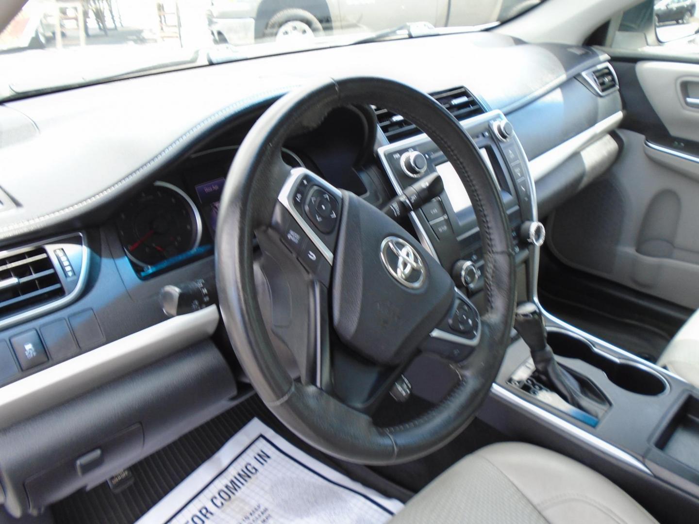 2017 White /Beige Toyota Camry SE (4T1BF1FK1HU) with an 2.5L L4 DOHC 16V engine, 6A transmission, located at 6112 N Florida Avenue, Tampa, FL, 33604, (888) 521-5131, 27.954929, -82.459534 - 499$ down plus tax & tag. - Photo#9