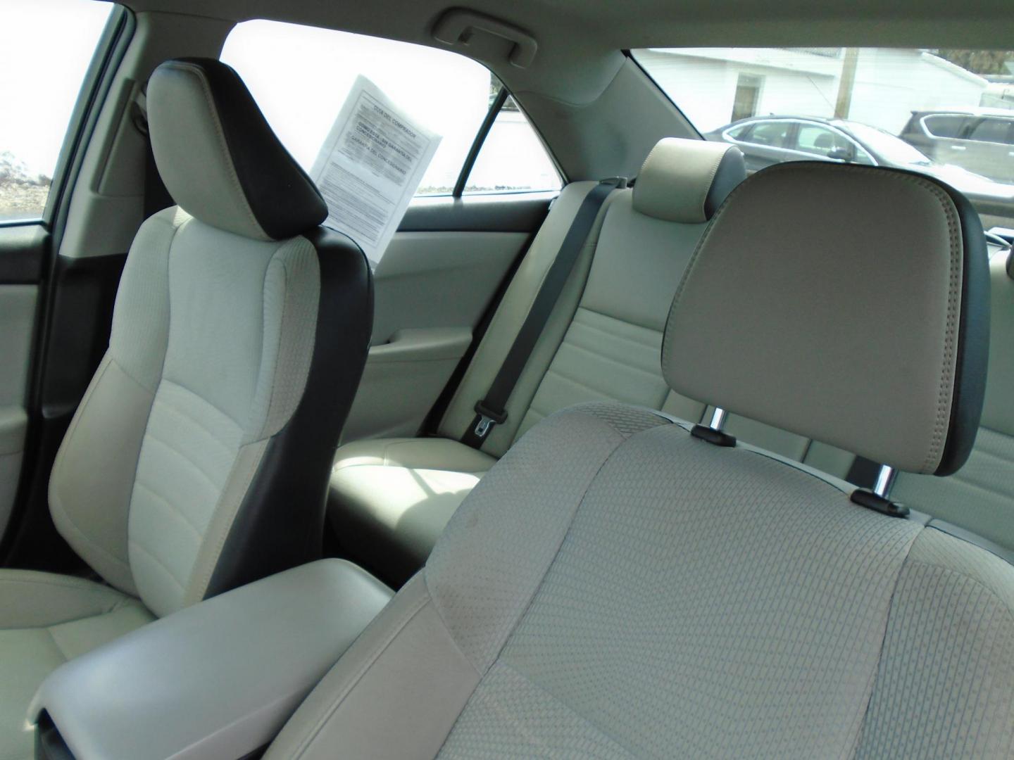 2017 White /Beige Toyota Camry SE (4T1BF1FK1HU) with an 2.5L L4 DOHC 16V engine, 6A transmission, located at 6112 N Florida Avenue, Tampa, FL, 33604, (888) 521-5131, 27.954929, -82.459534 - 499$ down plus tax & tag. - Photo#11