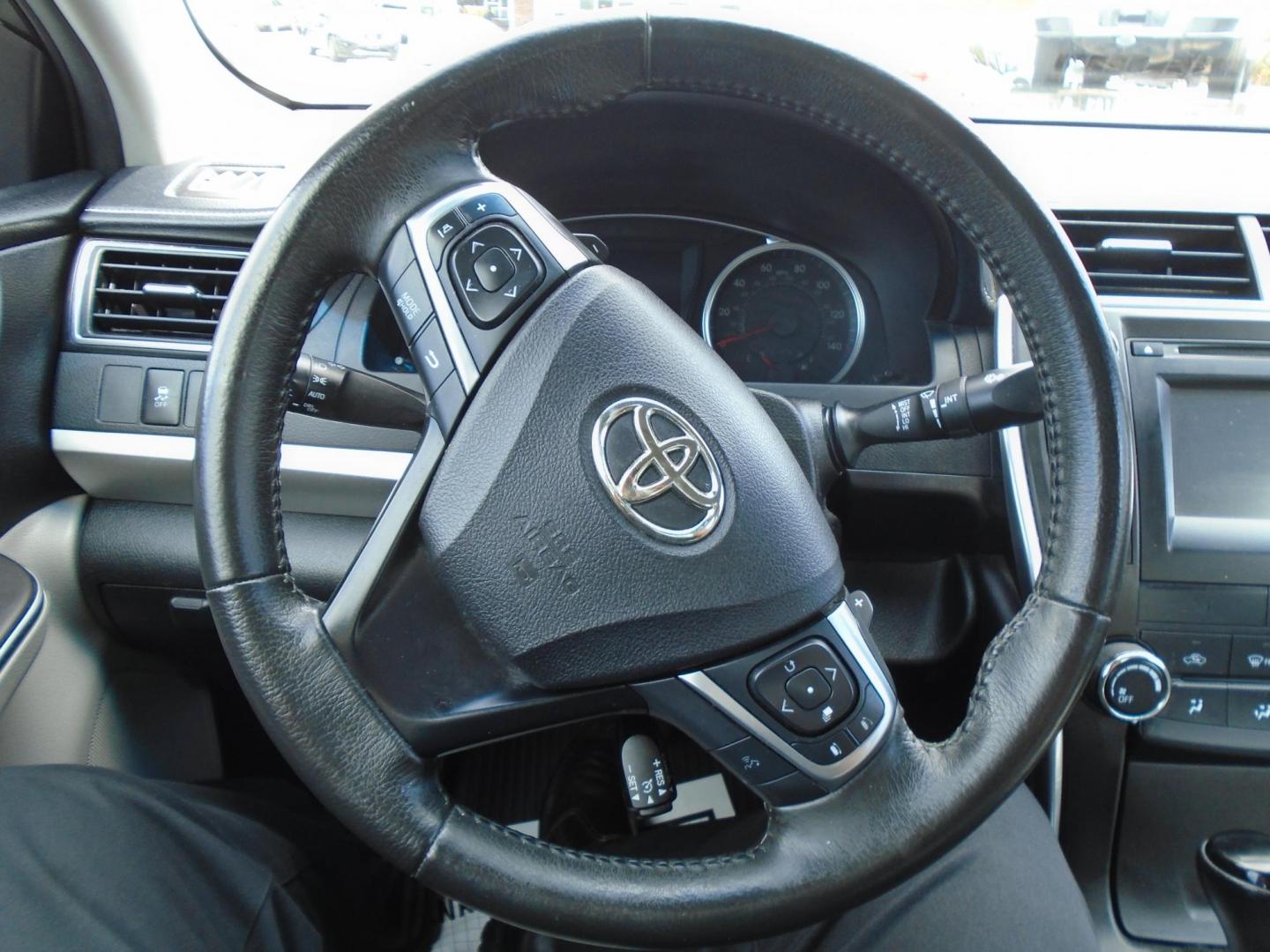 2017 White /Beige Toyota Camry SE (4T1BF1FK1HU) with an 2.5L L4 DOHC 16V engine, 6A transmission, located at 6112 N Florida Avenue, Tampa, FL, 33604, (888) 521-5131, 27.954929, -82.459534 - 499$ down plus tax & tag. - Photo#8