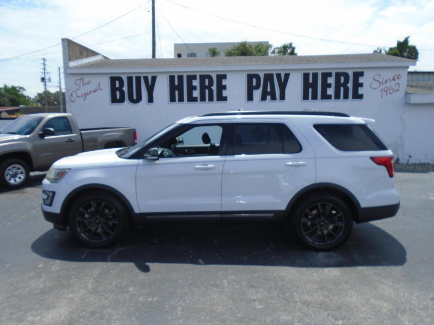 2017 GRAY /BLACK & WHITE Ford Explorer XLT FWD (1FM5K7D83HG) with an 3.5L V6 DOHC 24V engine, 6A transmission, located at 6112 N Florida Avenue, Tampa, FL, 33604, (888) 521-5131, 27.954929, -82.459534 - 499$ Down plus tax & tag. - Photo#0